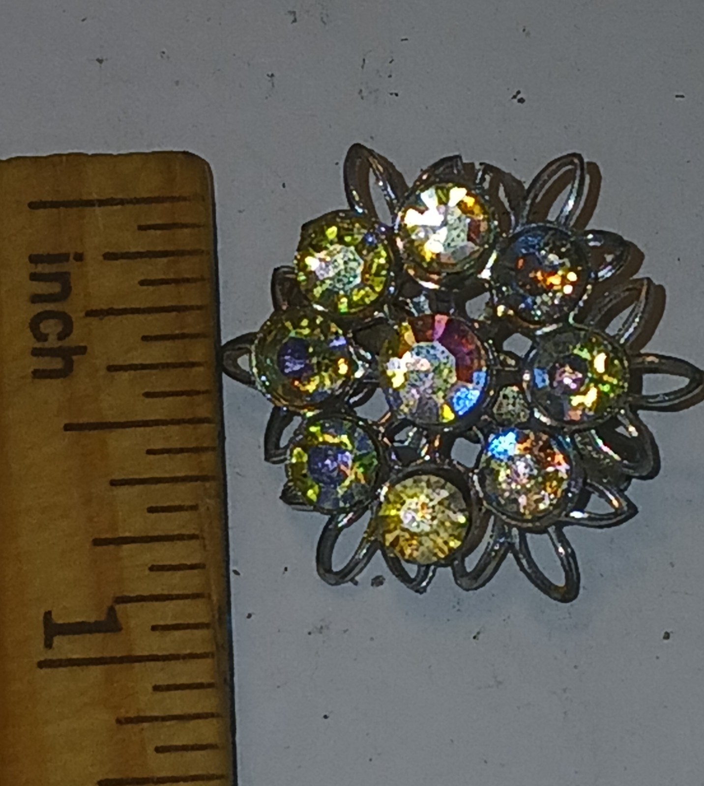 Vintage crystal round flower brooch/ pin