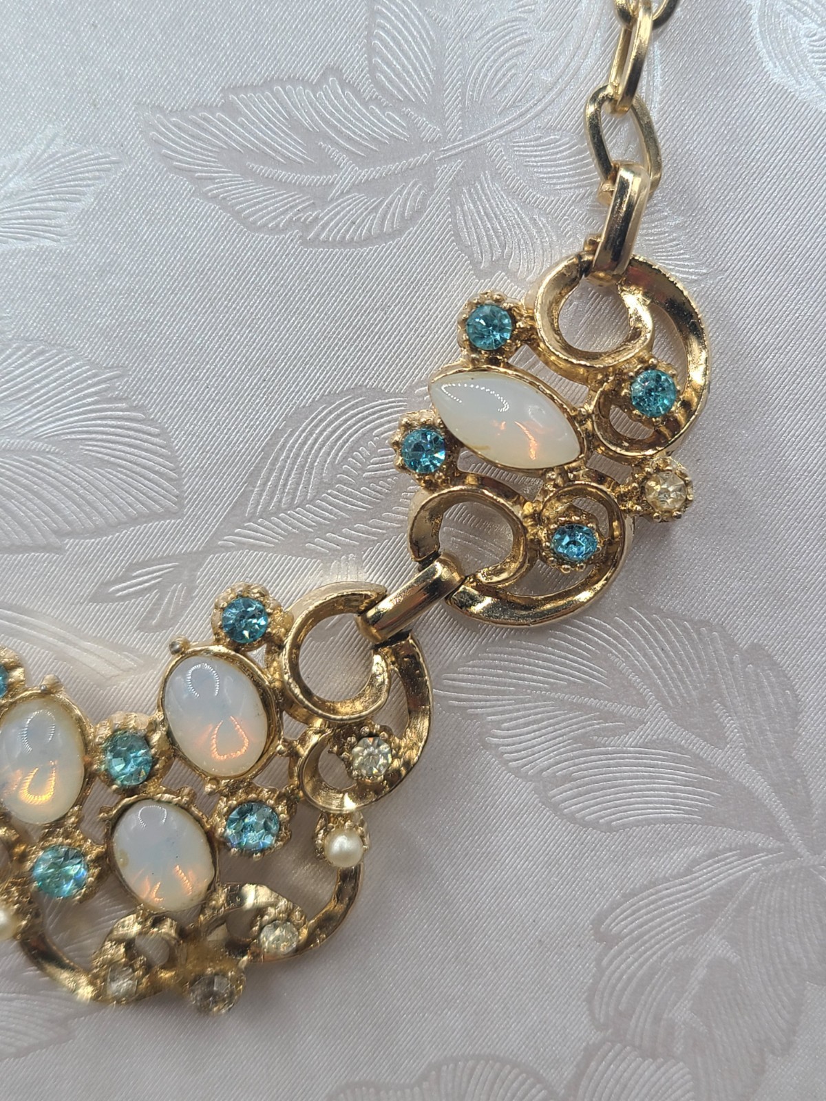 Vtg Unsigned Goldtone Opaline Glass Rhinestone Faux Pearl 17″ Necklace
