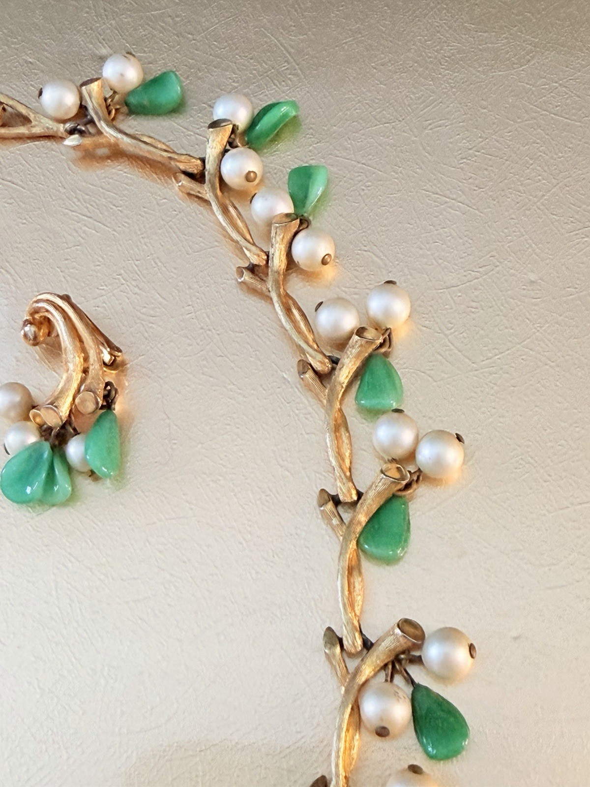 KRAMER VTG Signed Gold Tone Faux Pearl Jade Dangle Branch Link Necklace Earrings