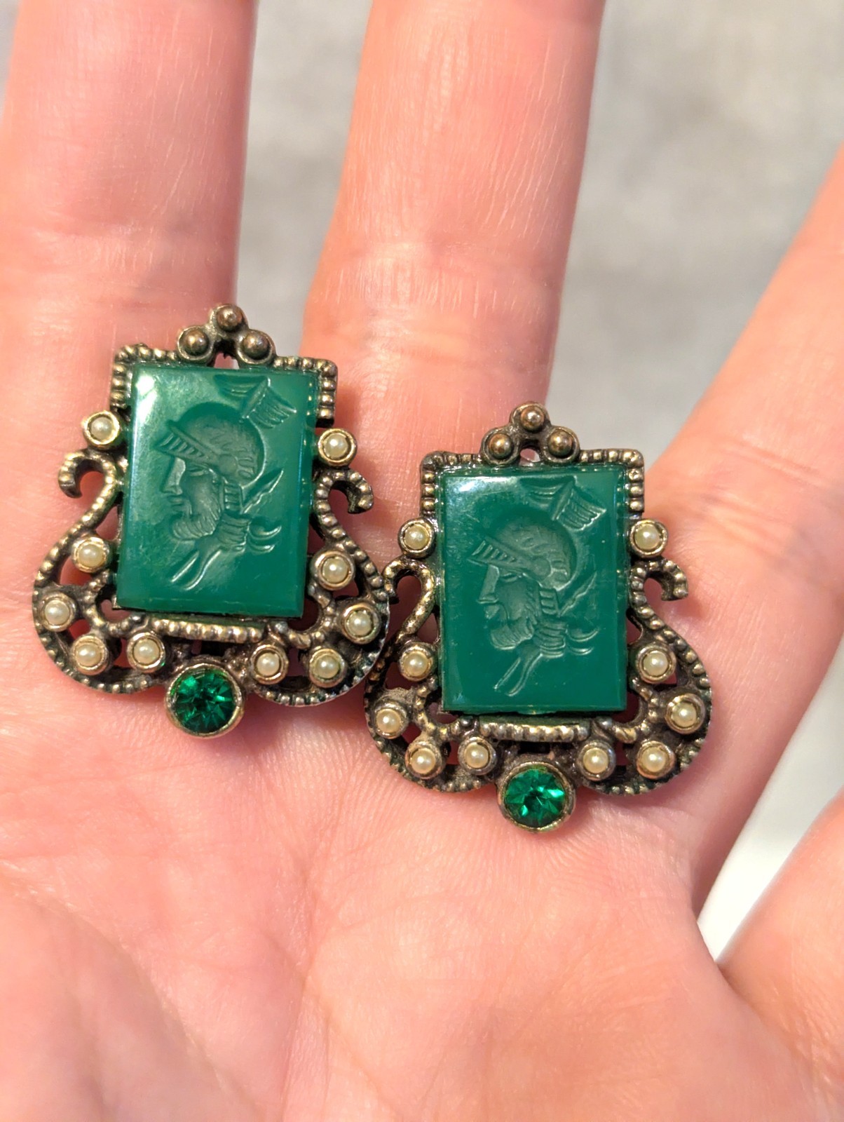 Vinatge Roman Intaglio Soldier Cameo Screwback Earrings Onyx Green