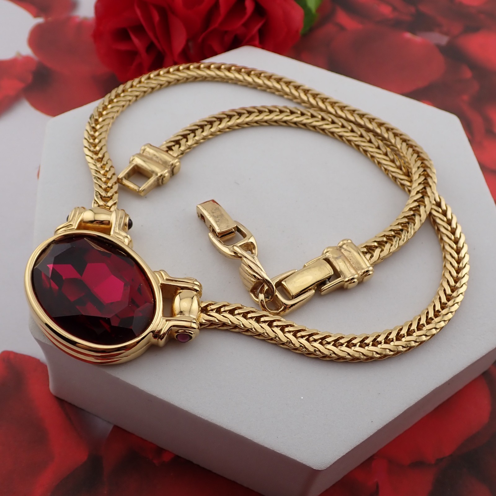 VTG Red Crystal Swarovski Swan Stamp Gold Tone Oversized Solitaire 18″ Necklace