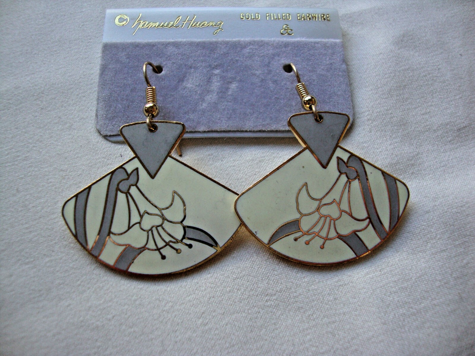 VINTAGE SAMUEL HUANG DESIGNER CLOISONNE ART NOUVEAU IRIS GRAY CREAM EARRINGS