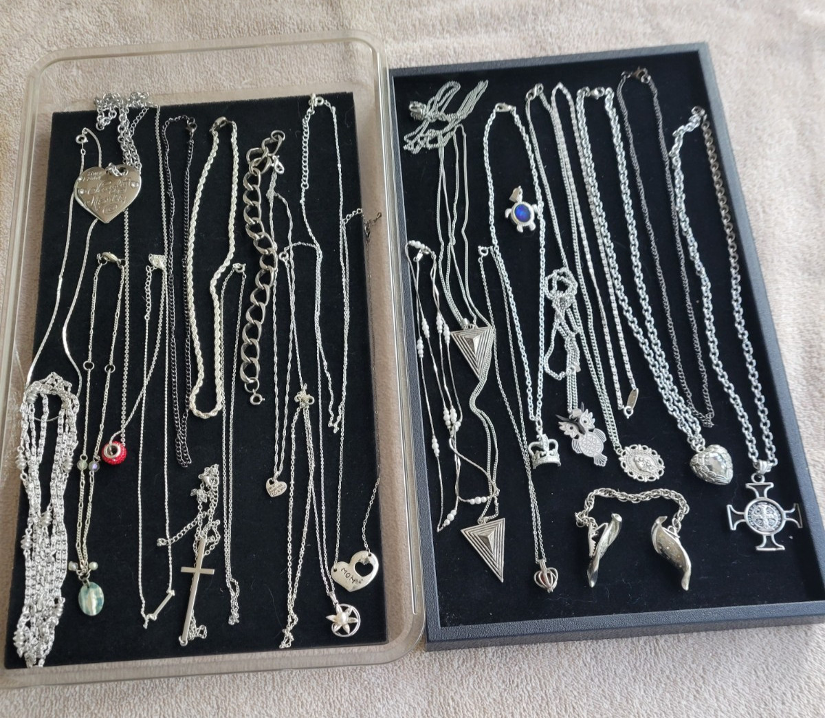 #21 VINTAGE LOT OF 28 pcs. OF MIXED JEWLERY NECKLACES ETC. FROM A LOCAL ESTATE