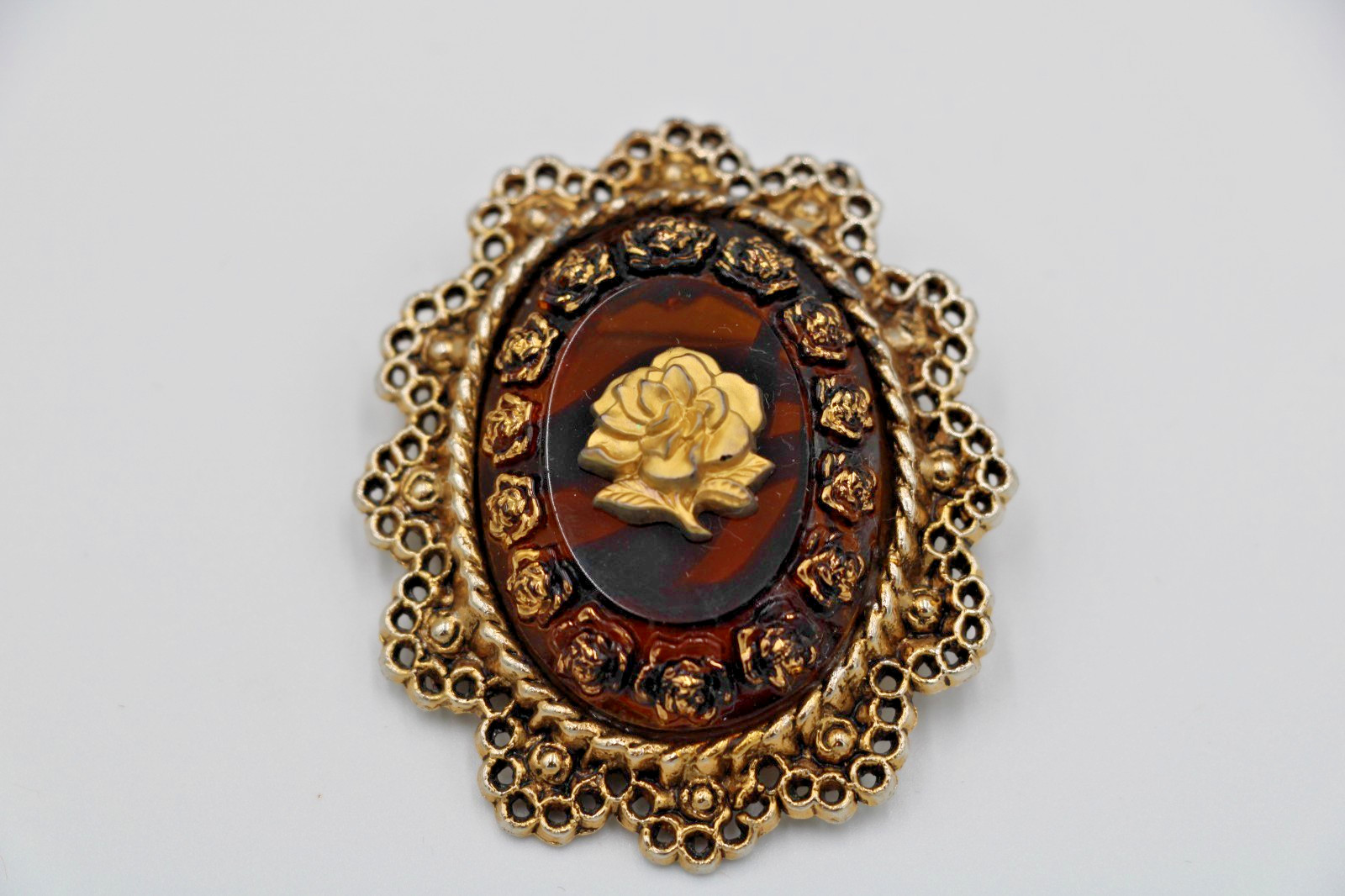 Small Wooden Jewelry box with 10 assorted vintage brooches