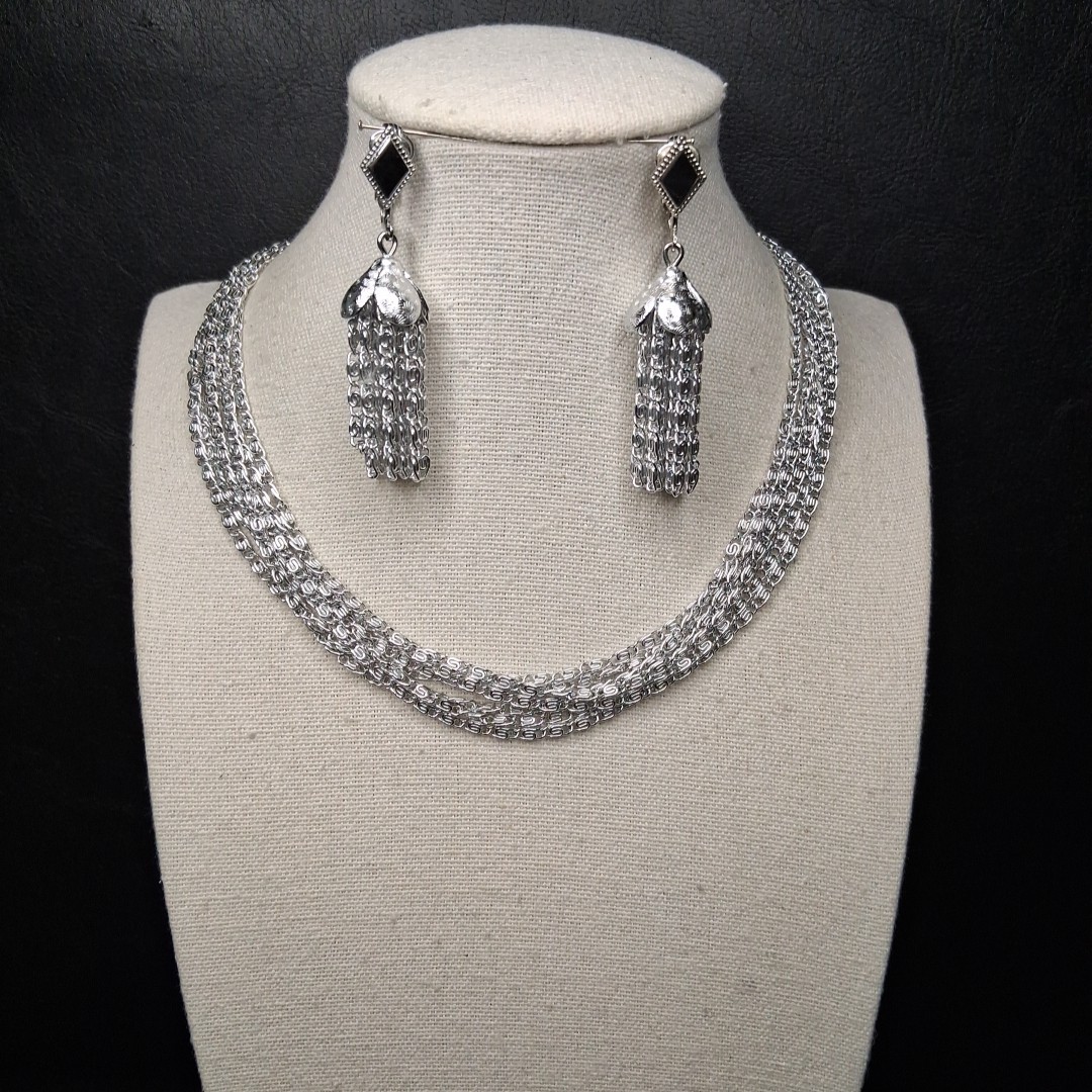 Vintage SARAH COVENTRY Multiple Chain Necklace & Clip On Earrings. 17.100