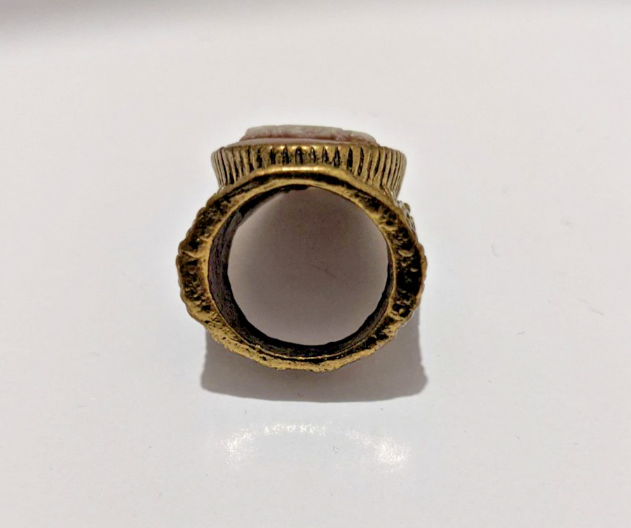 GE. Large Gold Tone Metal Alloy Purple White Carved Acrylic Cameo Ring Size 5.5