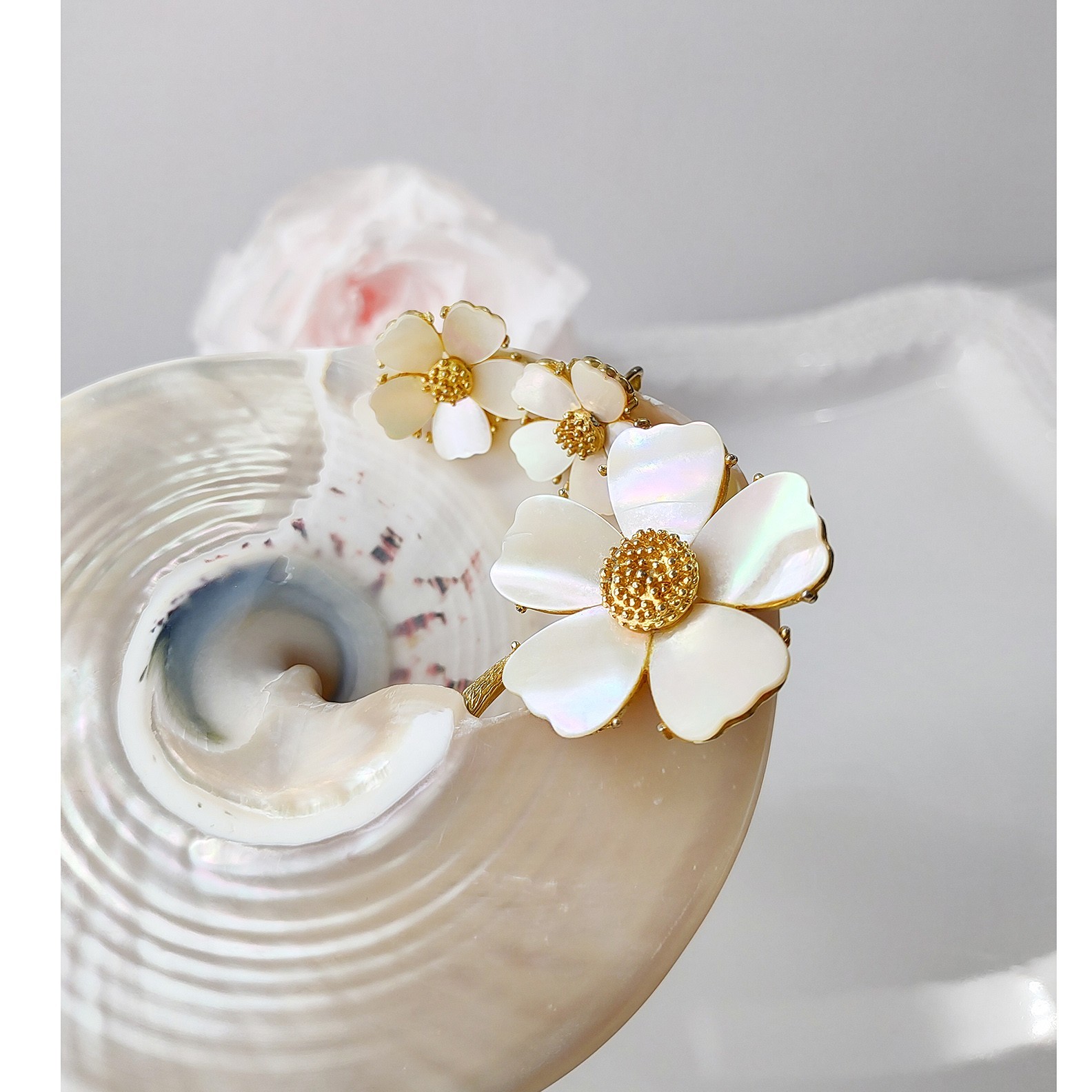 Vintage MOP Flower Set Pin Clip Earrings + Pendant Hook Converters Pearly MANDLE
