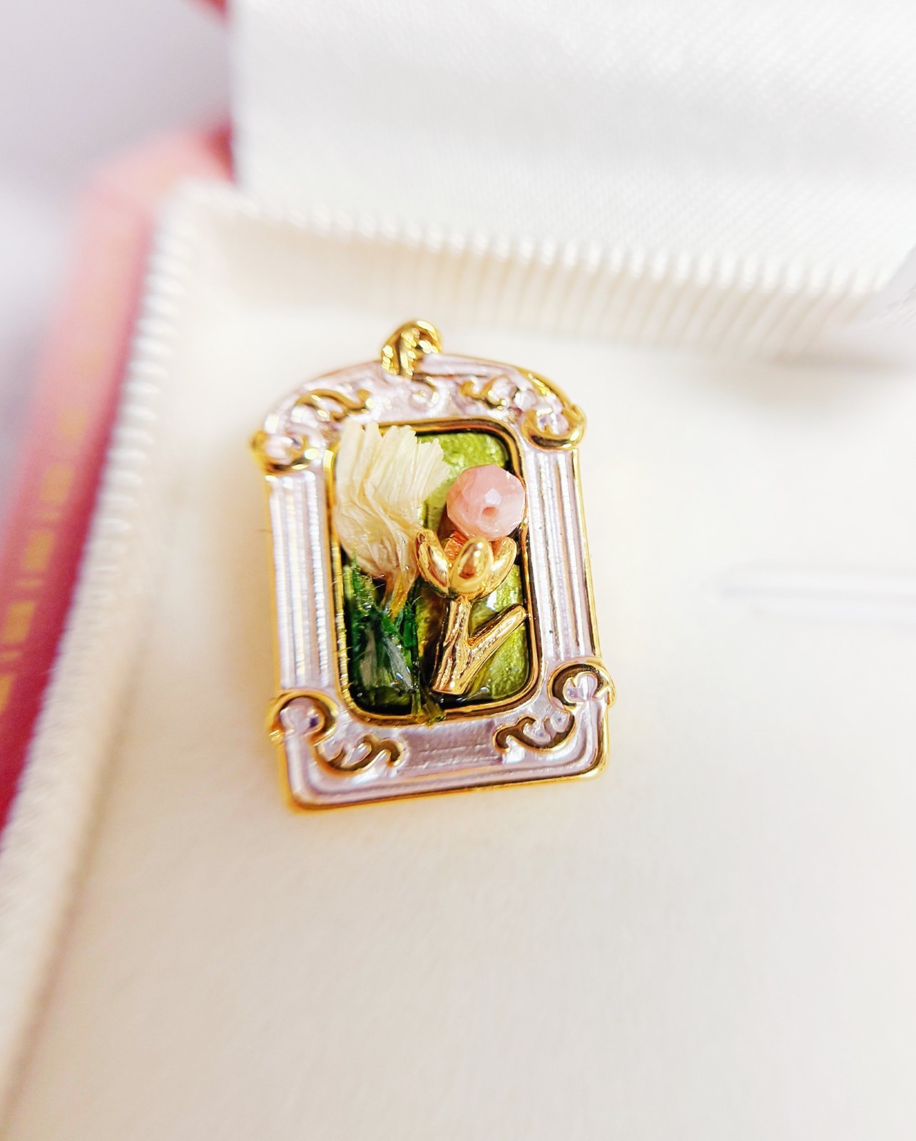Vintage Floral Earrings, Flower stud earrings, gold stud earring, Frame earrings