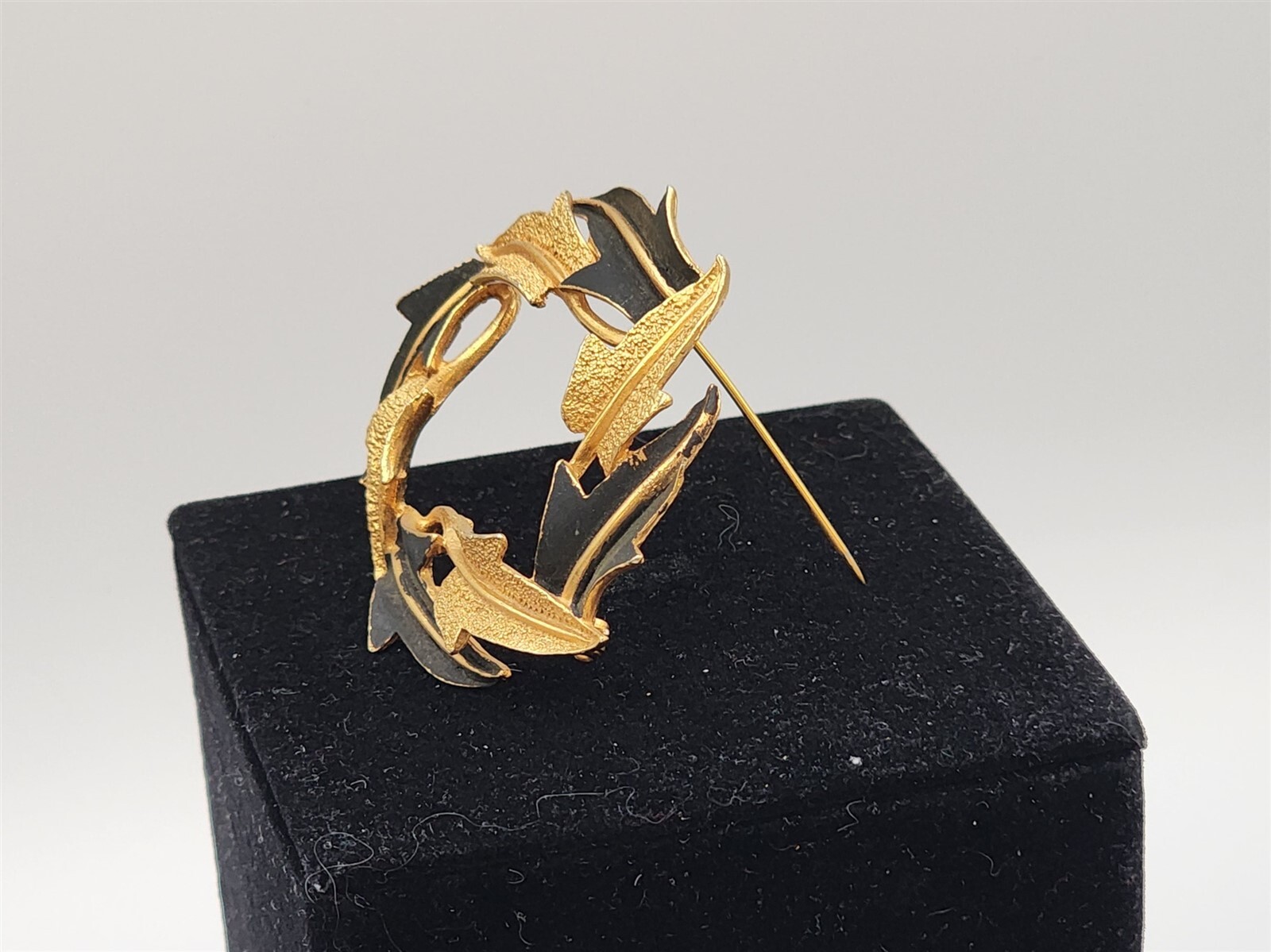 Vintage Mode Art Black & Gold Tone Leaf Bracelet, Brooch, Clip Earrings Set