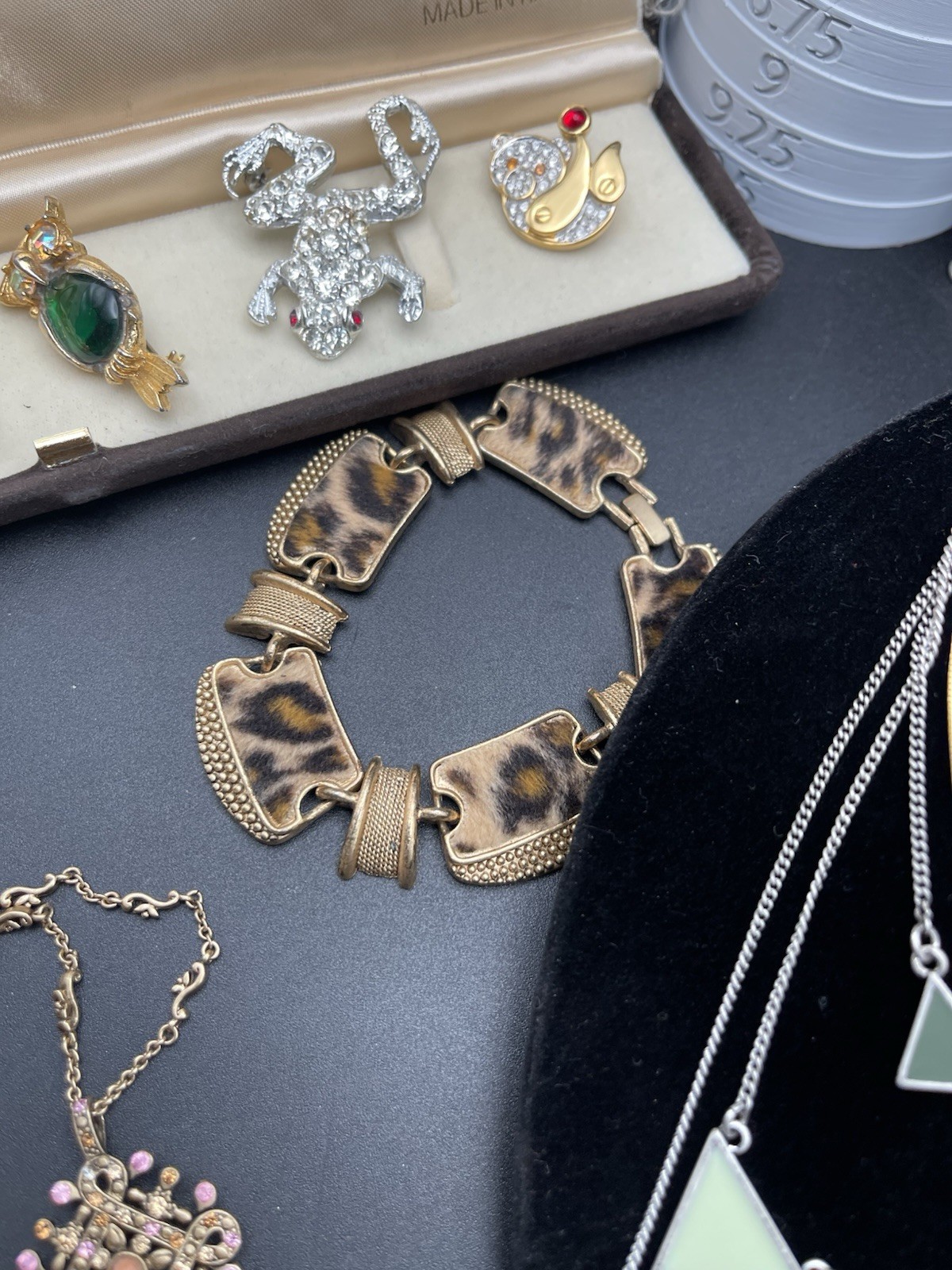 🔥ViNTage To MoD Jewelry Lot-22 Monet Joan Rivers Jewelmint Brooch Necklace Etc