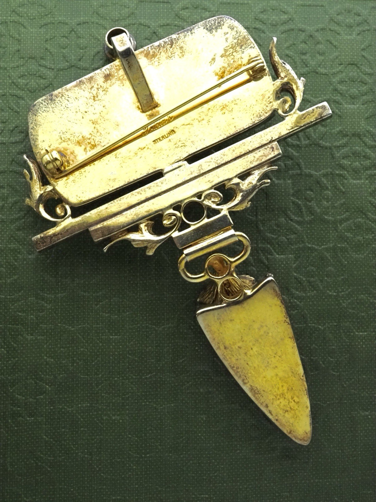 STUNNING TRICIA YOUNG AGATE STERLING SILVER & GOLD PLATE (VERMEIL) BROOCH