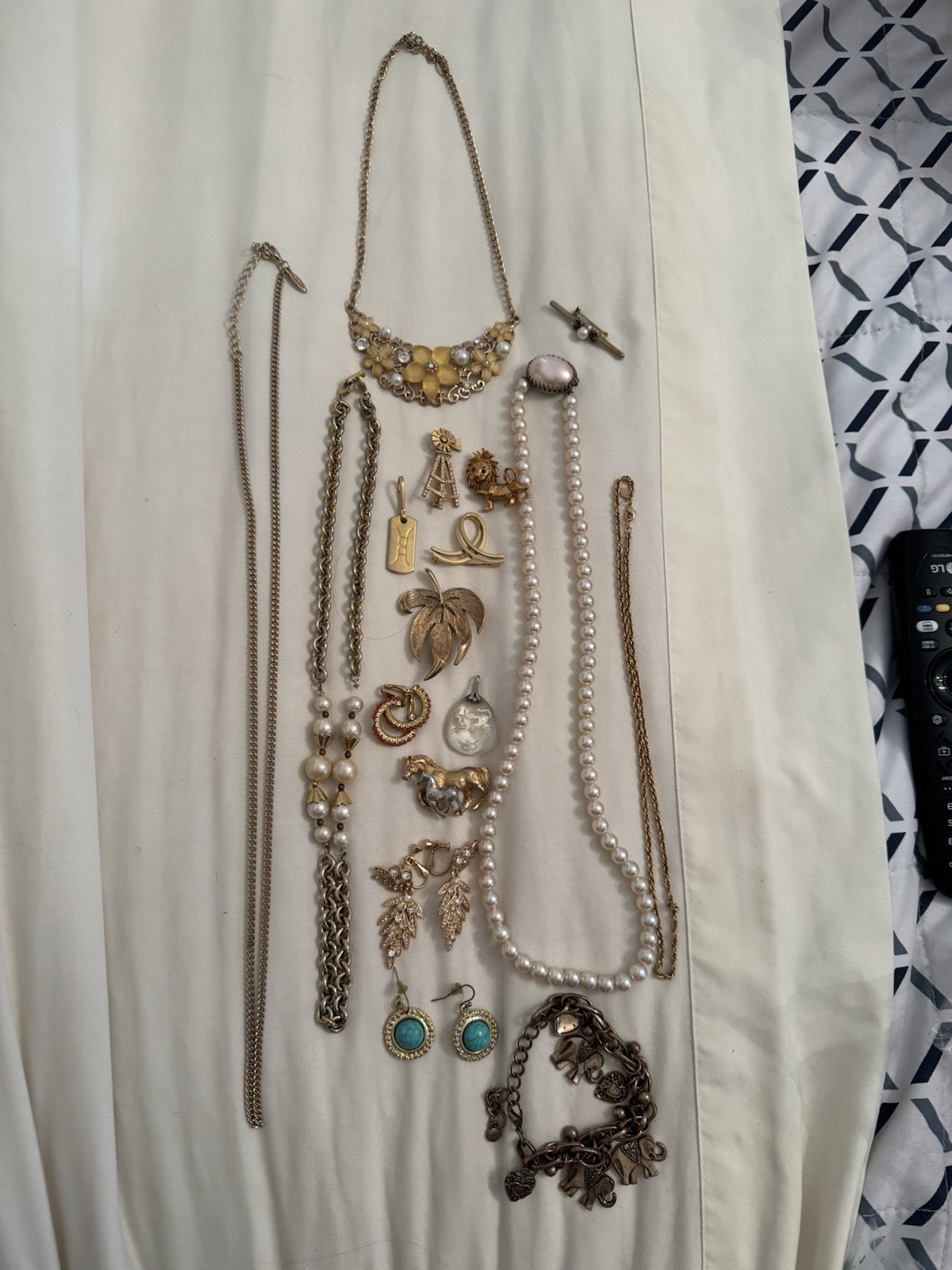 lot of costume jewelry 17 Pieces Gold Tones.