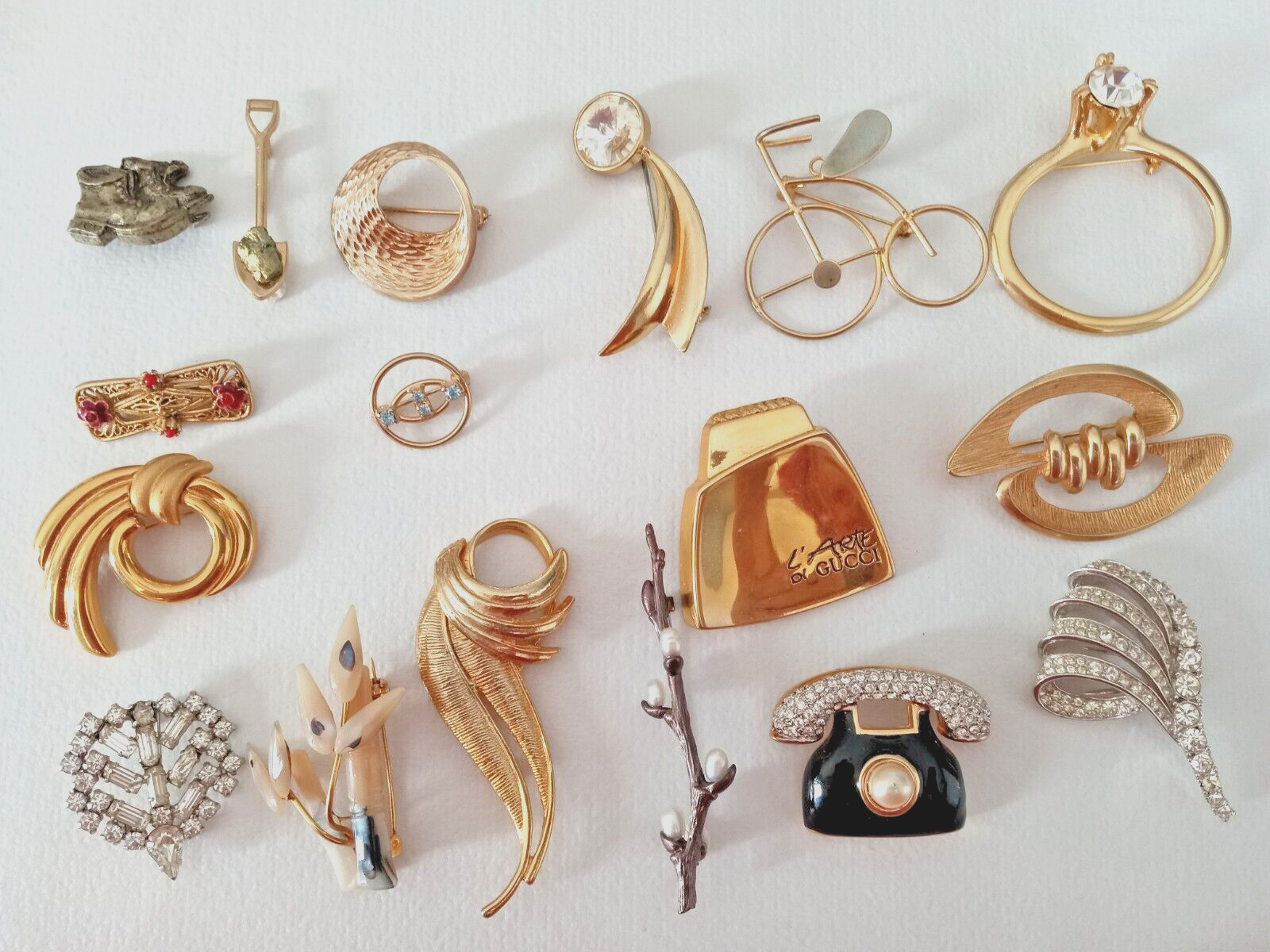 Vintage to now gold/silver tone mixed materials brooch lot 17 pieces