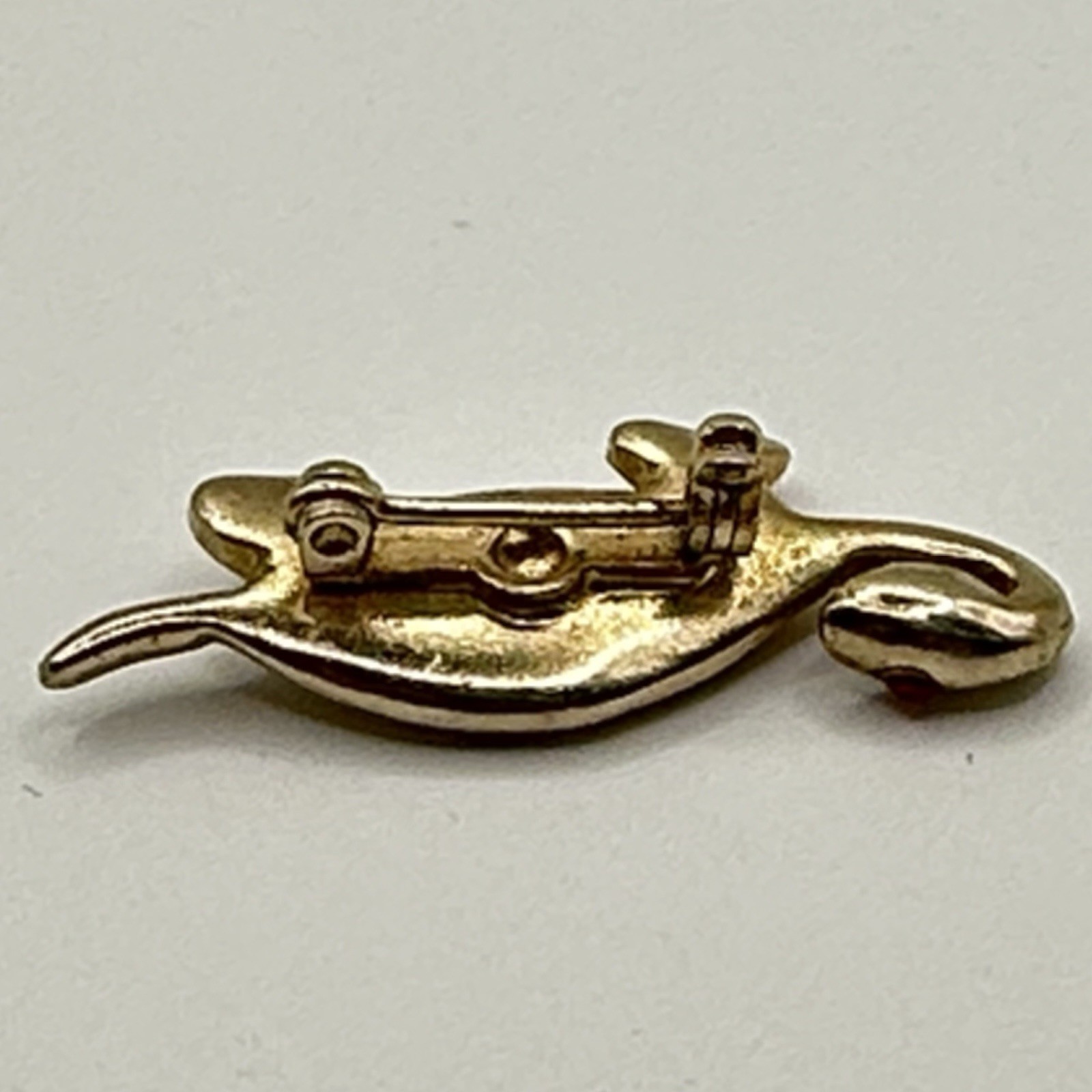 Vintage Gold Tone Turtle Brooch Pair Pearlescent Plastic Red Eyes Unsigned READ
