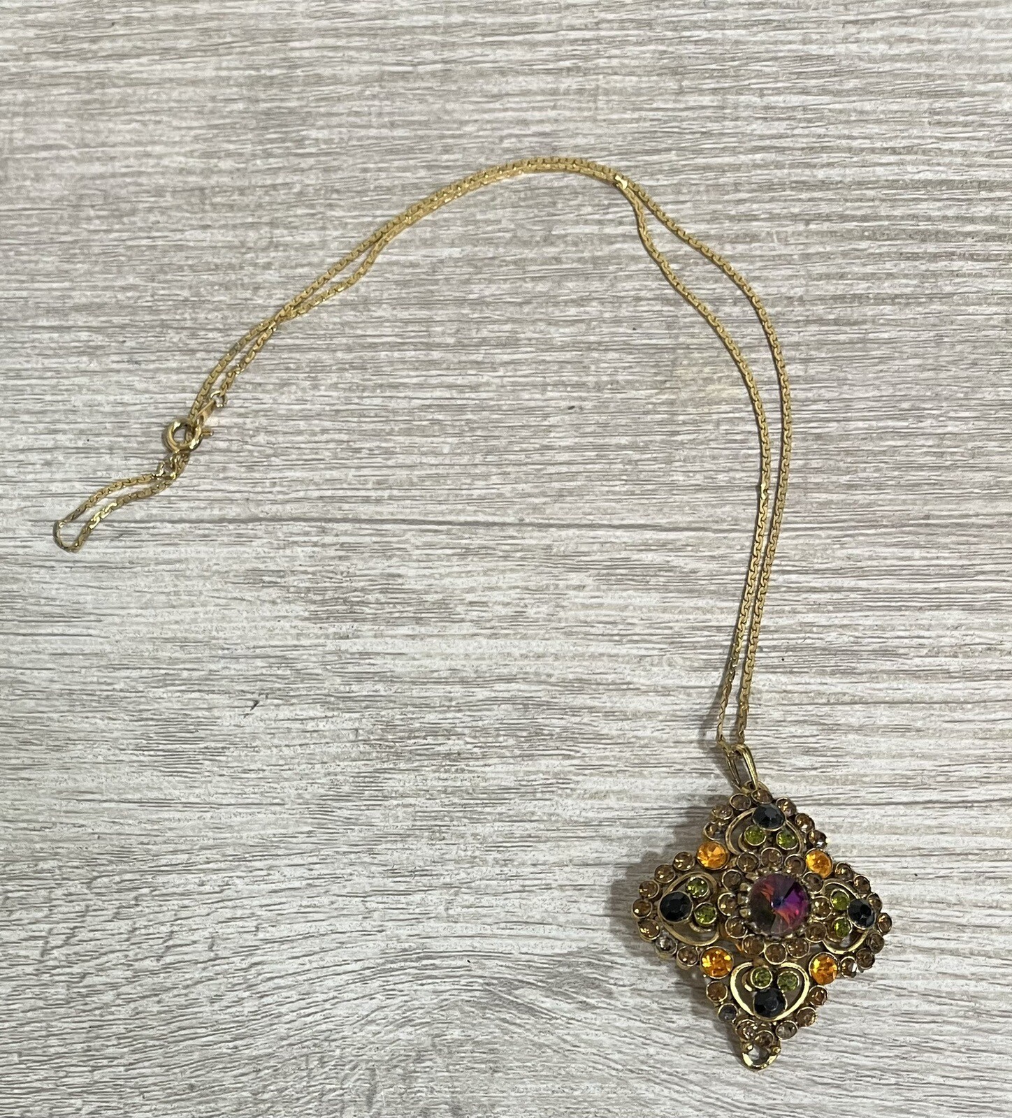 Beautiful Vintage Edlee Pendant w/ 17” Gold Necklace Chain 4A