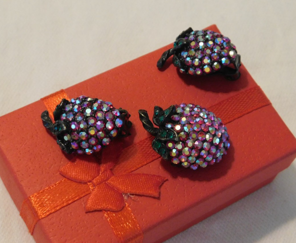 Weiss Aurora Borealis Rhinestone Strawberry Fruit Brooch & Earrings Vintage Set