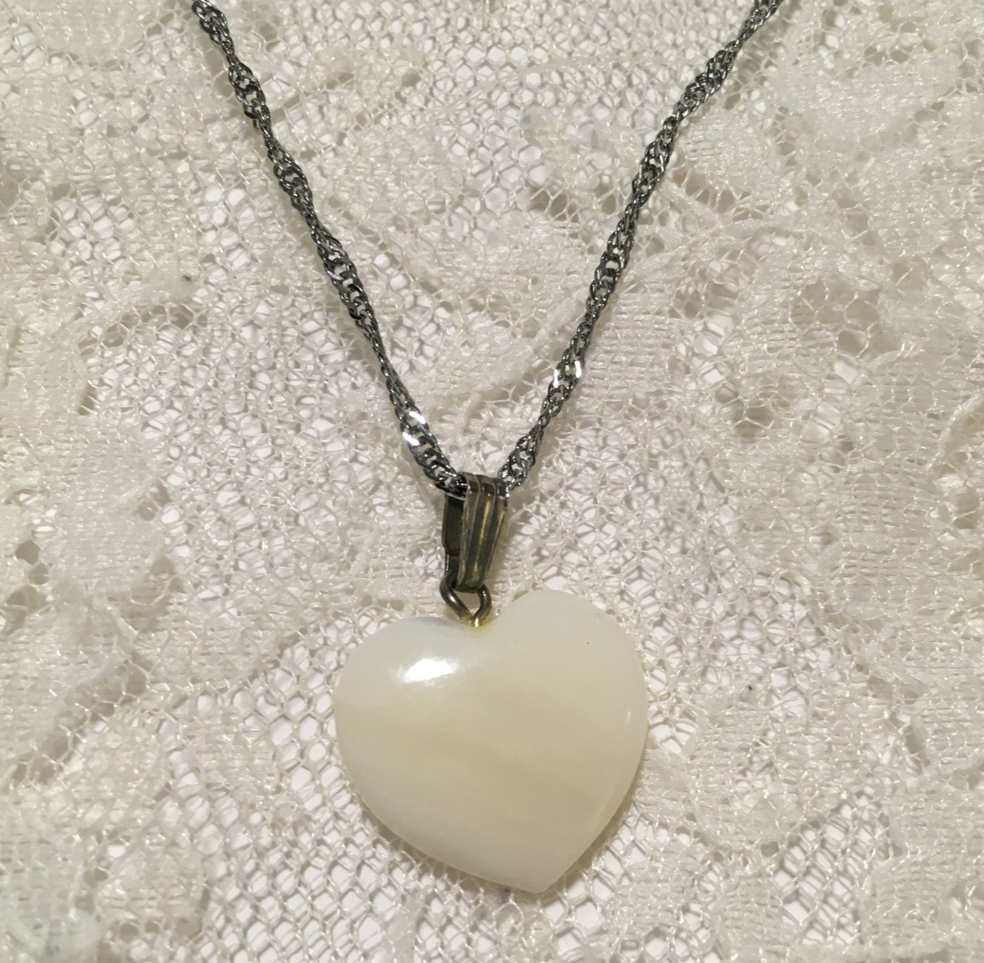 Vintage Heart Mother of Pearl Necklace Shell Pendant Silver Tone Chain