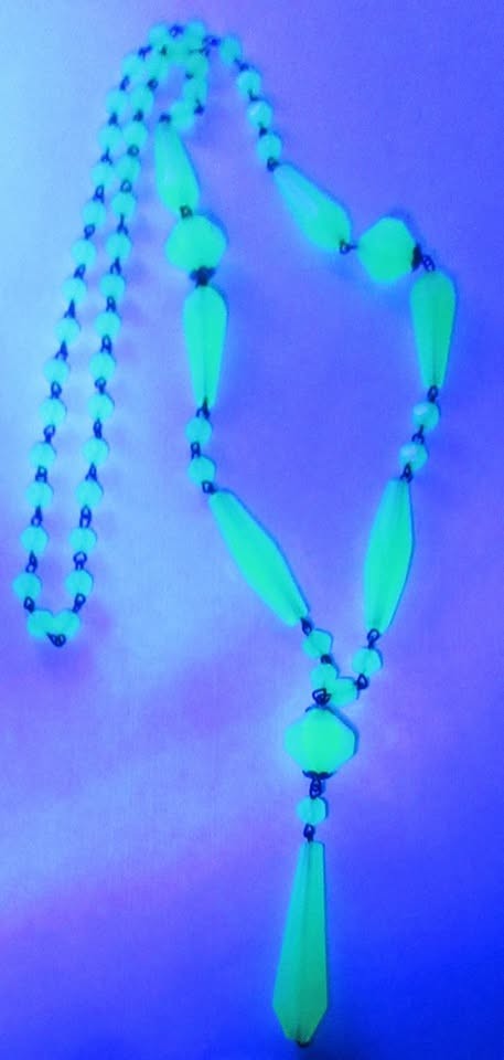 Vintage 34″ Czech Uranium Glass Flapper Necklace – Glows Under Black Light