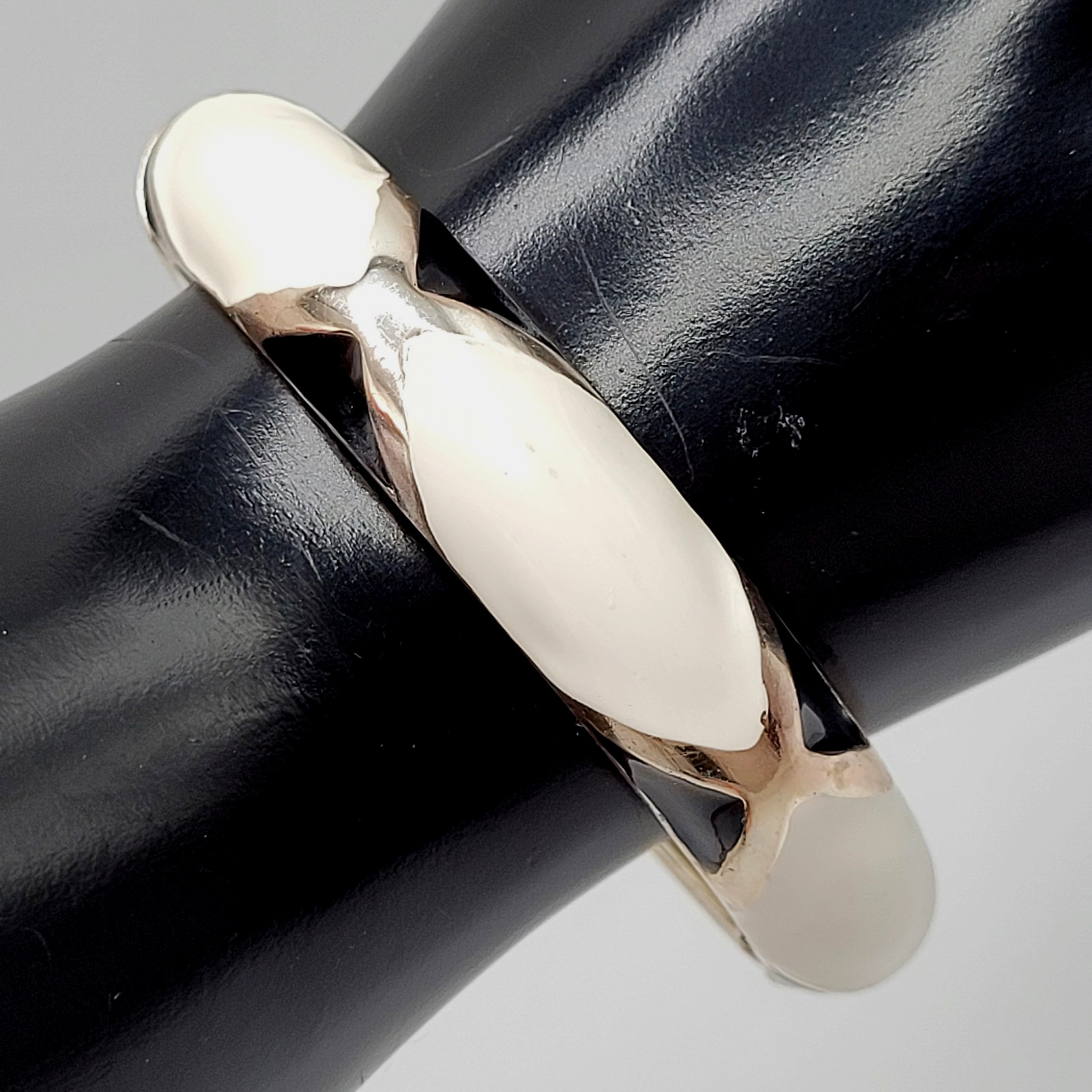 Black White Geometric Abstract Enamel Print Silver Tone Hinged Bangle Bracelet