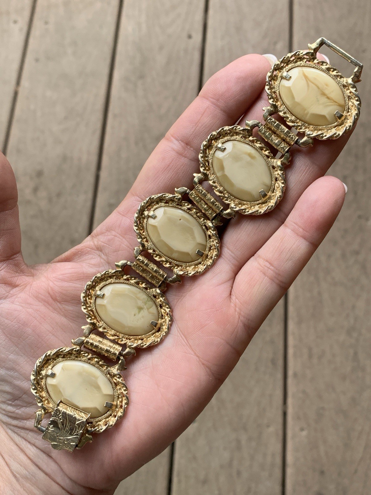Vintage Chunky 7.5″ Signed Judy Lee Bracelet Gold Tone Panel Wide Glass Cab WOW