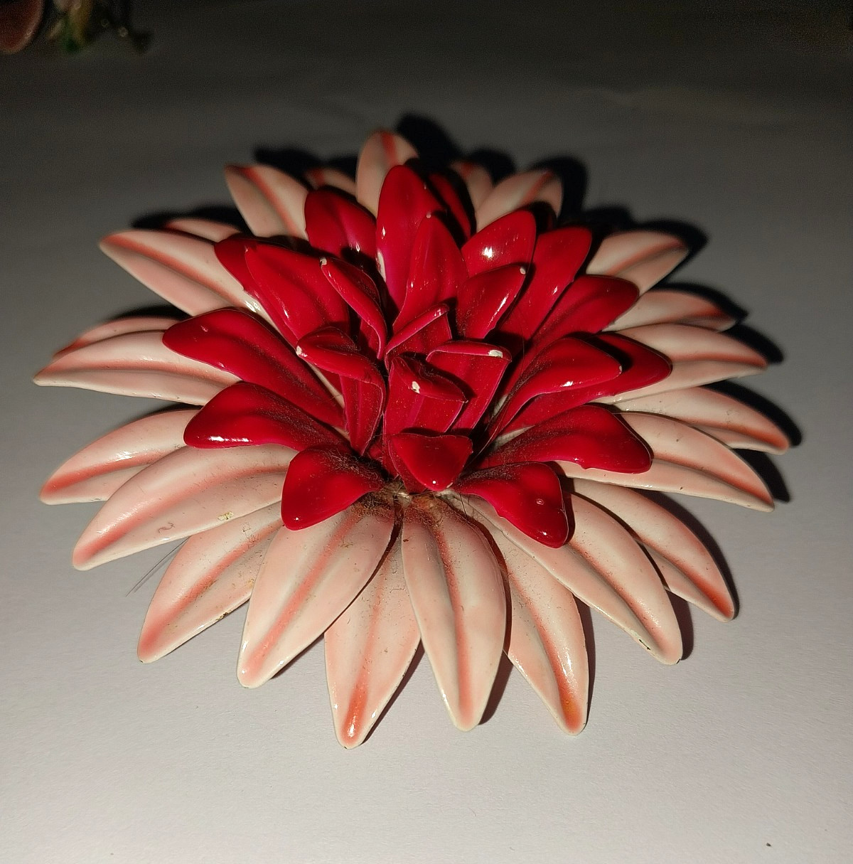 VINTAGE LARGE 3″ ENAMELED METAL BROOCH / PIN PINK RED DAISY STYLE FLOWER
