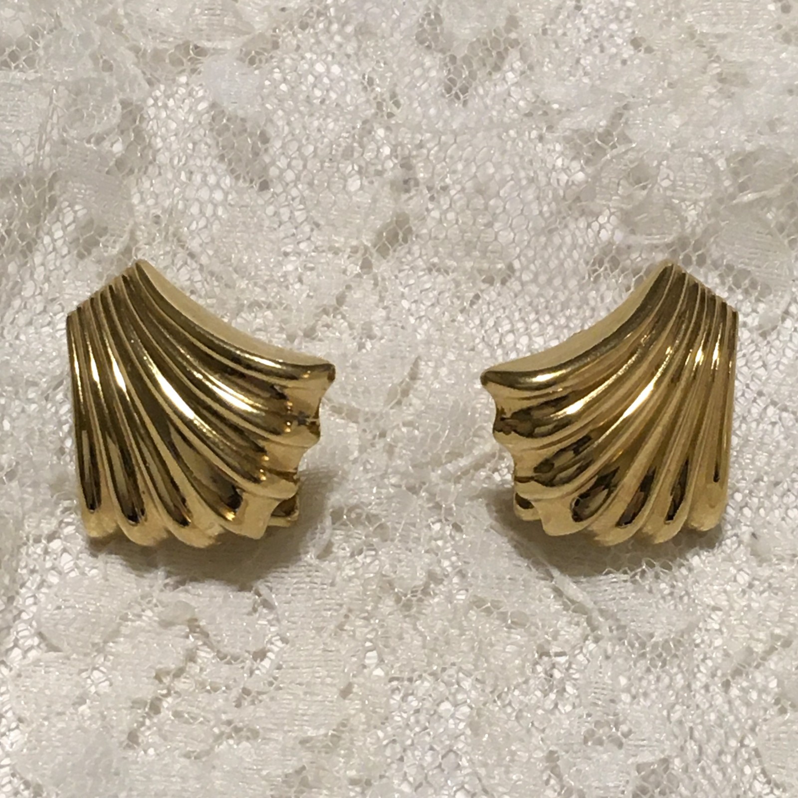 Vintage Napier Shell Shape Screw Back Earrings Nautical Coastal Jewelry