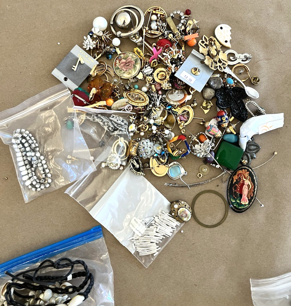 30lb LOT Vintage Jewelry Necklace Brooch Pendant Earrings Bracelet Costume Watch