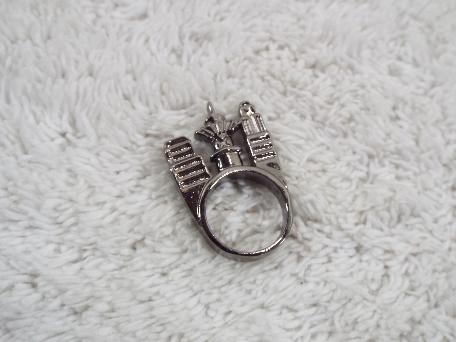 DC Comics Gunmetal Buildings Ring ~ Size 7 (D27)