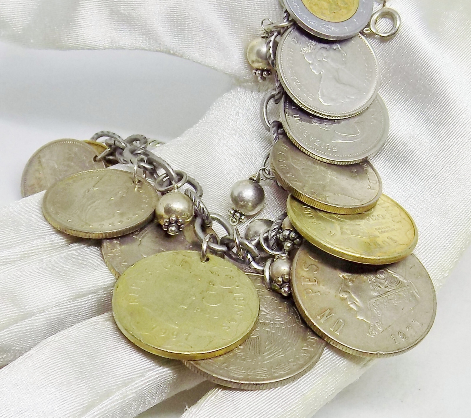 VINTAGE COIN BRACELET COINS FROM AROUND THE WORLD CHARM BRACELET 8 IN