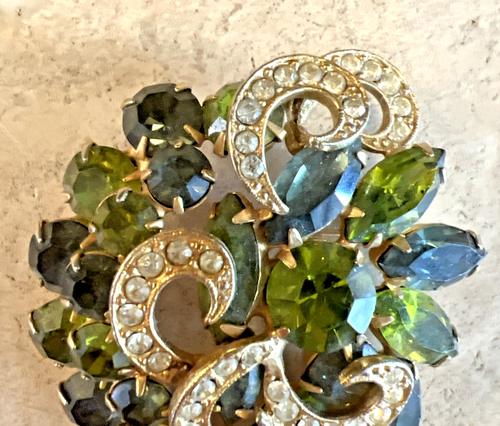 VINTAGE GREEN RHINESTONE FLOWER SWIRL BROOCH 2 1/2″ x 2″