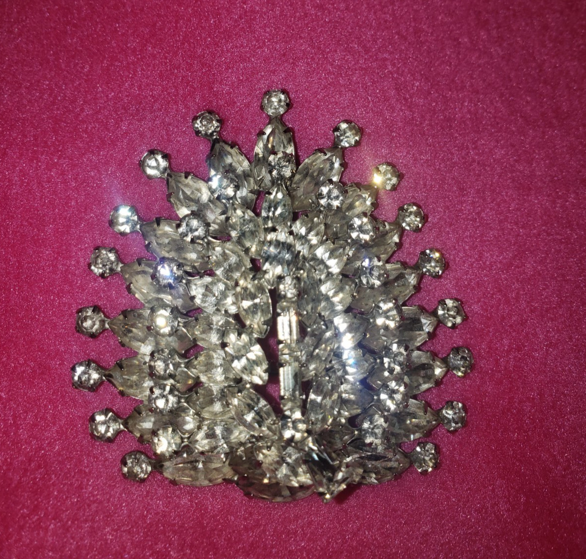 Beautiful Vintage Large Weiss White Rhinestone Brooch. Gorgeous LOOK!