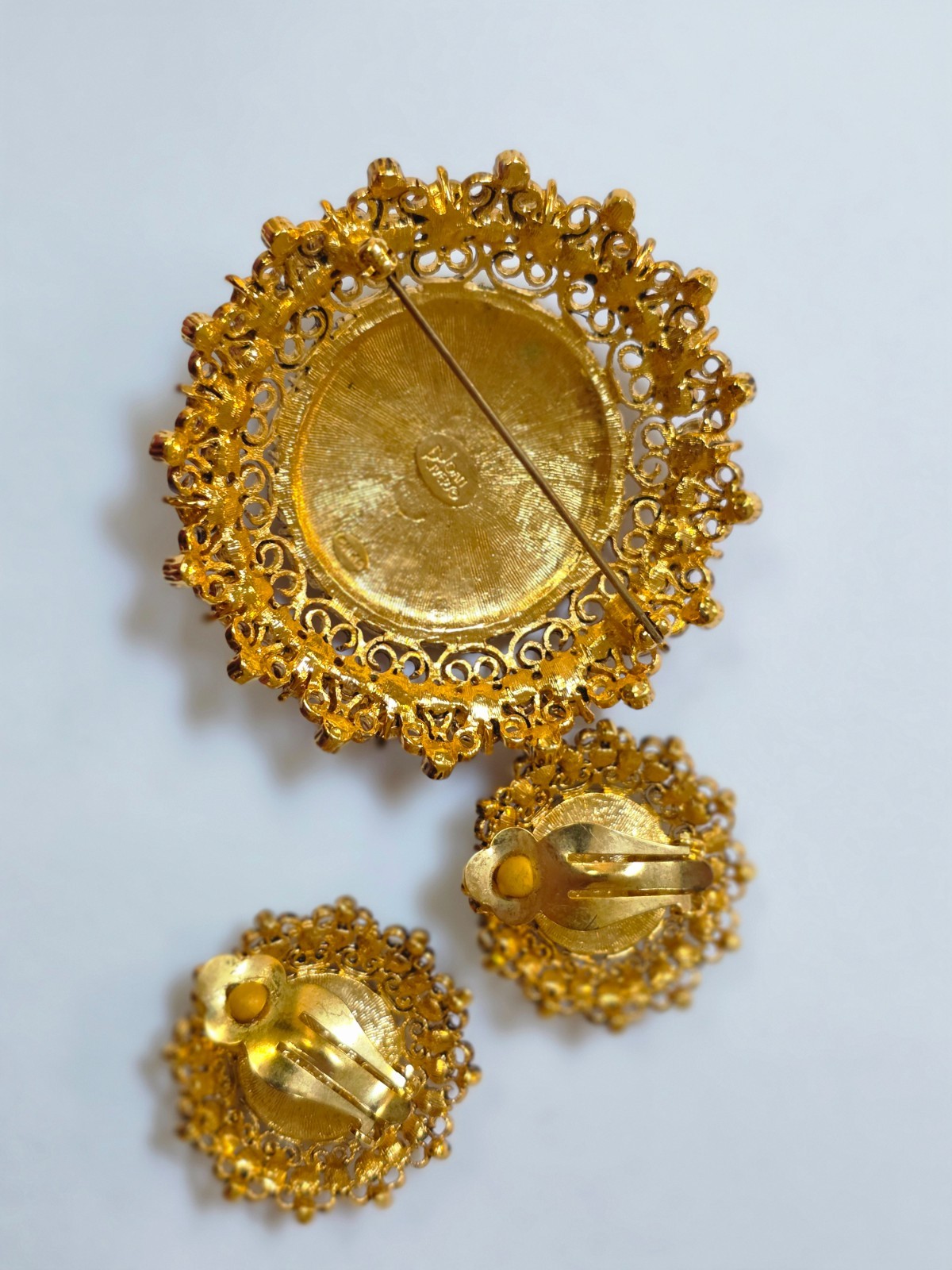 JOAN RIVERS Huge Gold Tone Cameo Pin Brooch with Matching clip-on earrings Rare!