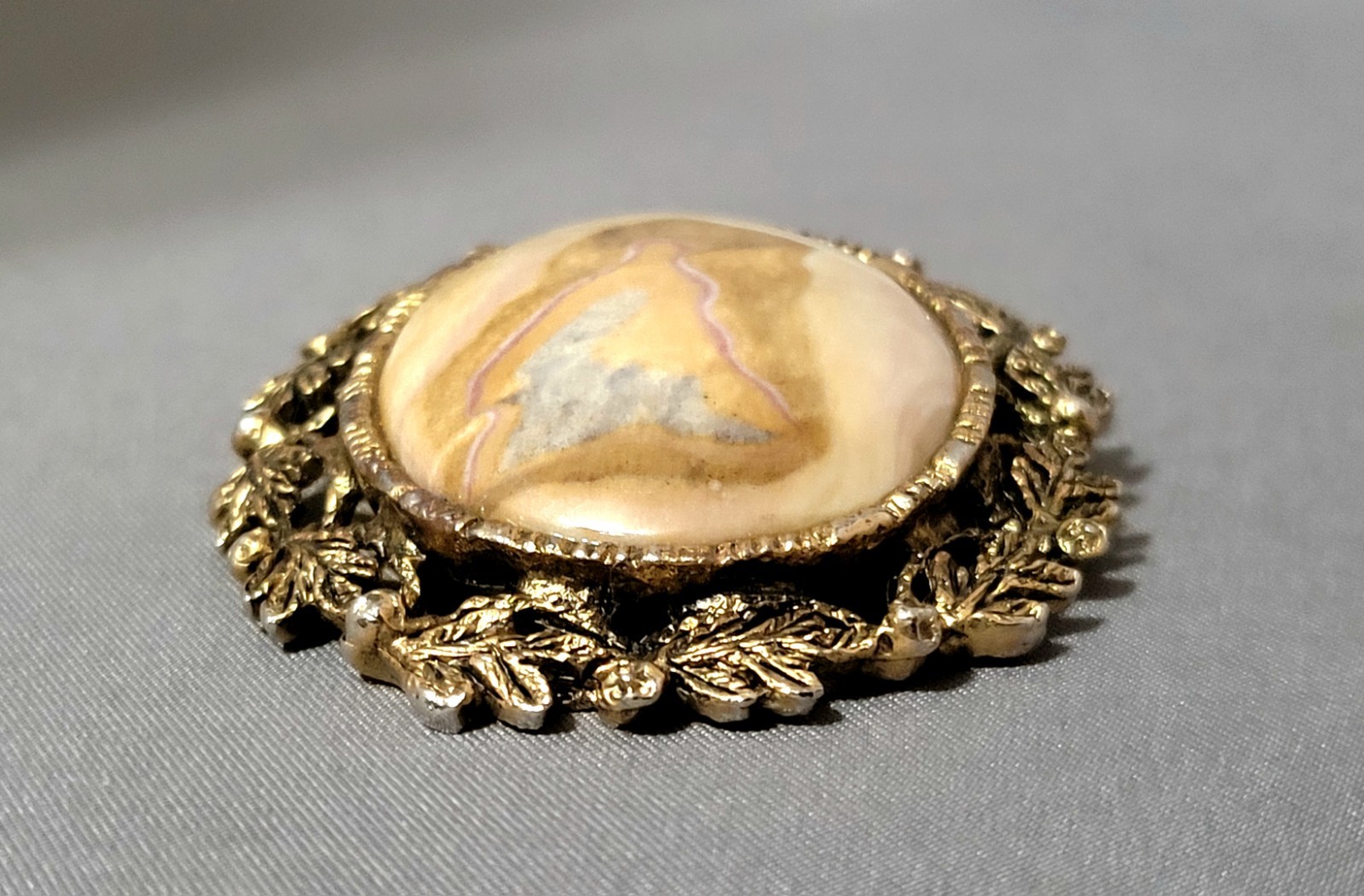 Vtg. Oval Agate Cabochon Brooch Pins Bezel Leaf Frame Silver & Gold Tone Set 2