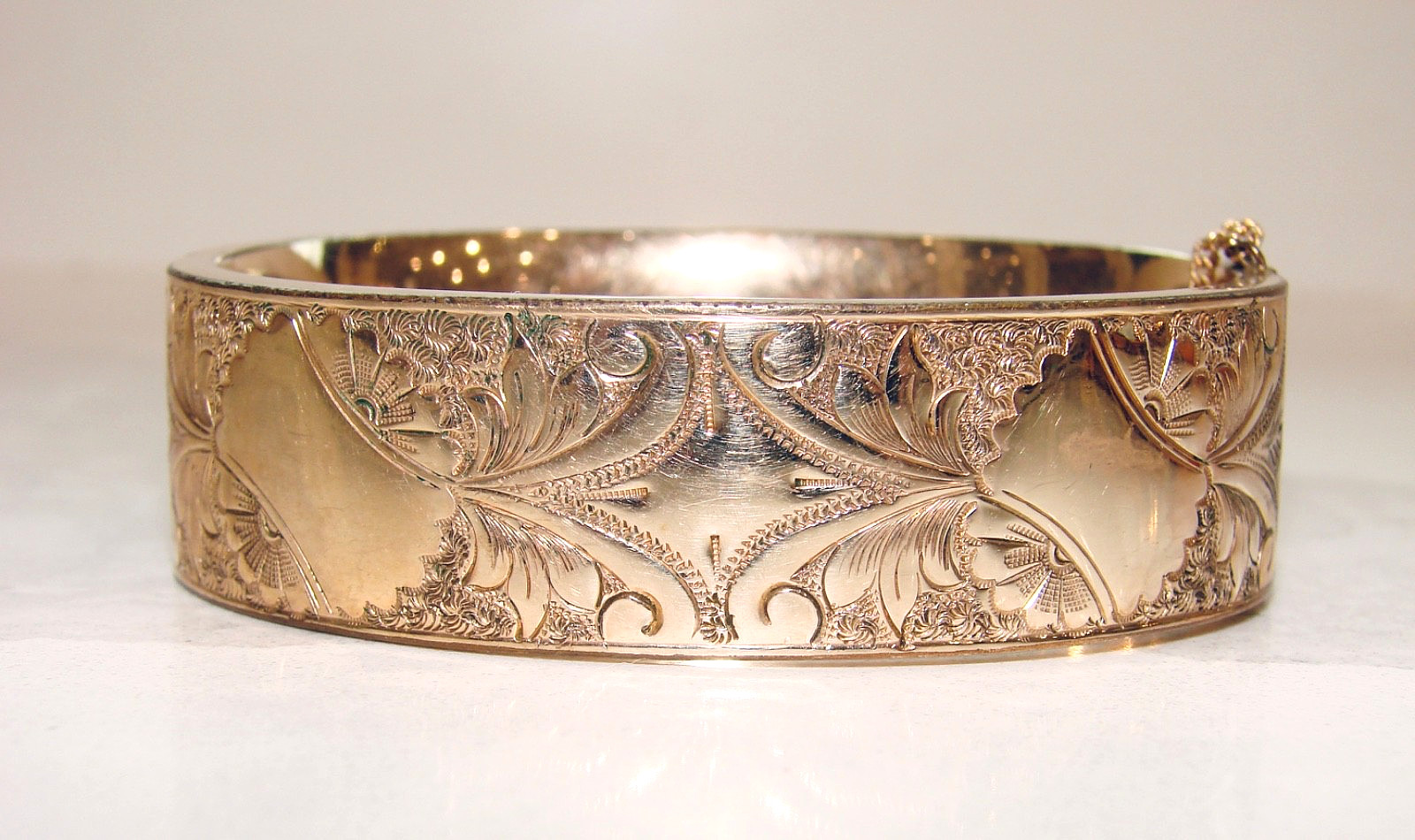 S.B. CO STANDARD BUTTON CO. GOLD FILLED BANGLED ETCHED BRACELET HINGED .75″ WIDE