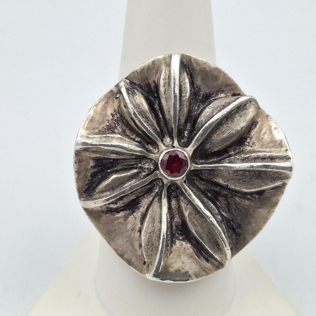 Vintage 925 Sterling Silver Round Red Topaz Flower Seed Pod Statement Ring sz 8