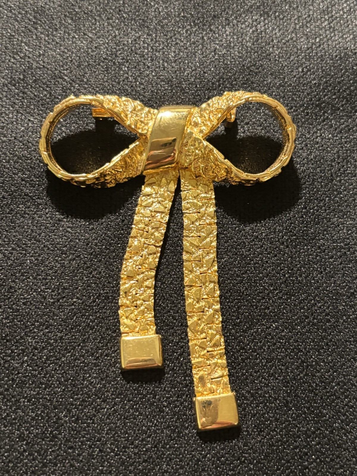 Elegant Vintage 1980’s Gold Tone Textured Articulated Bow Brooch