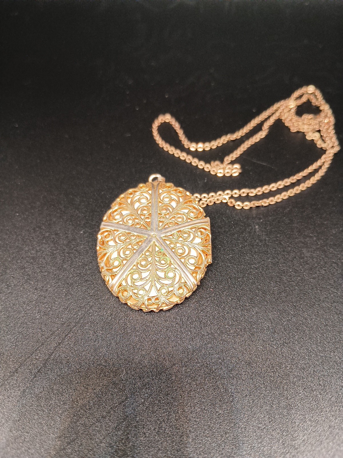 Vtg Locket w. Photos 24″ Necklace Victorian Revival Gold Tone Oval Scroll Flower