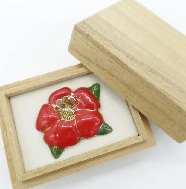 Camellia – Japanese cloisonné enamel Mini Brooch Made-to-order NEW