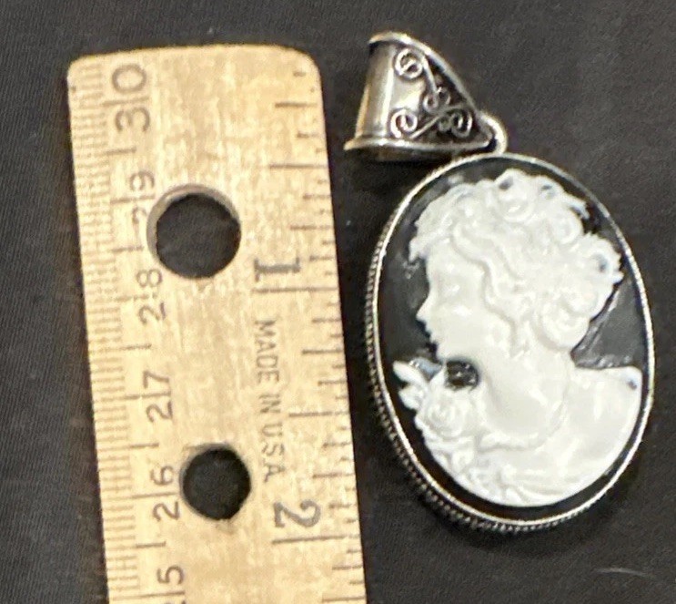 VTG Resin Sterling Left Facing Black & White Cameo Pendant Costume Jewelry