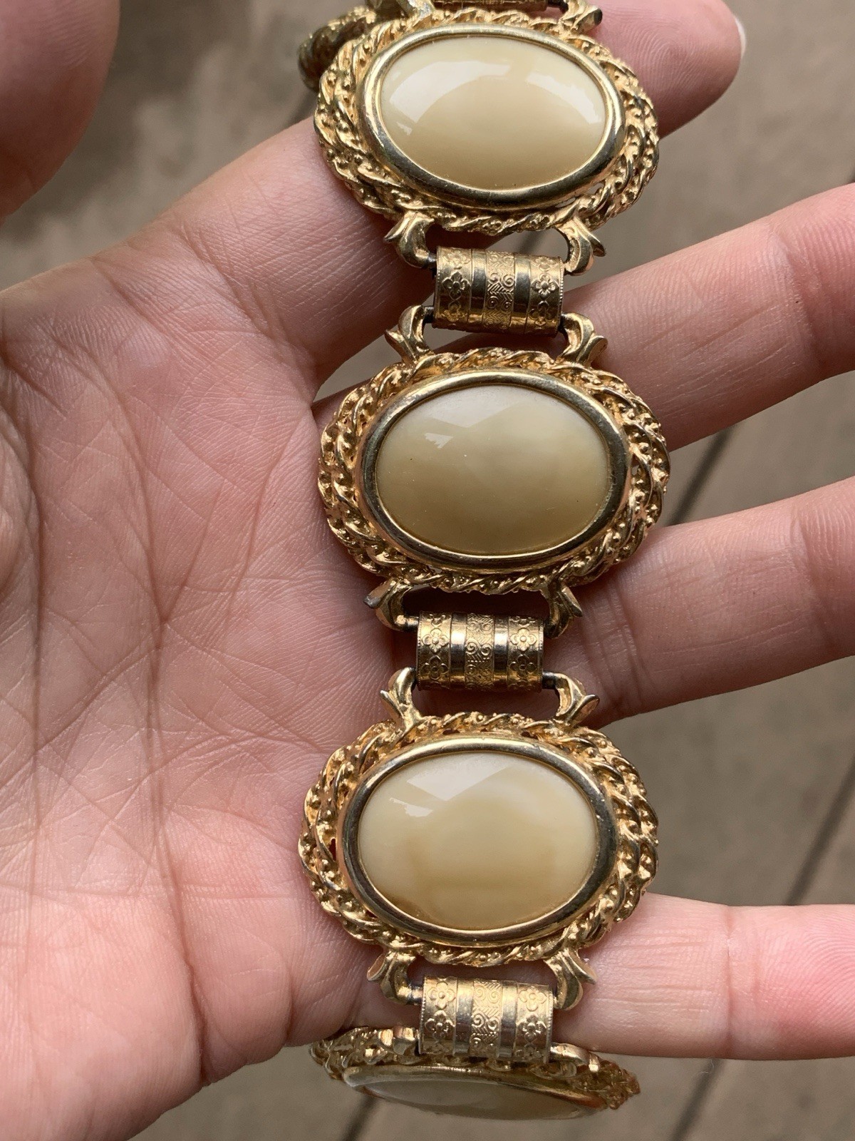 Vintage Chunky 7.5″ Signed Judy Lee Bracelet Gold Tone Panel Wide Glass Cab WOW