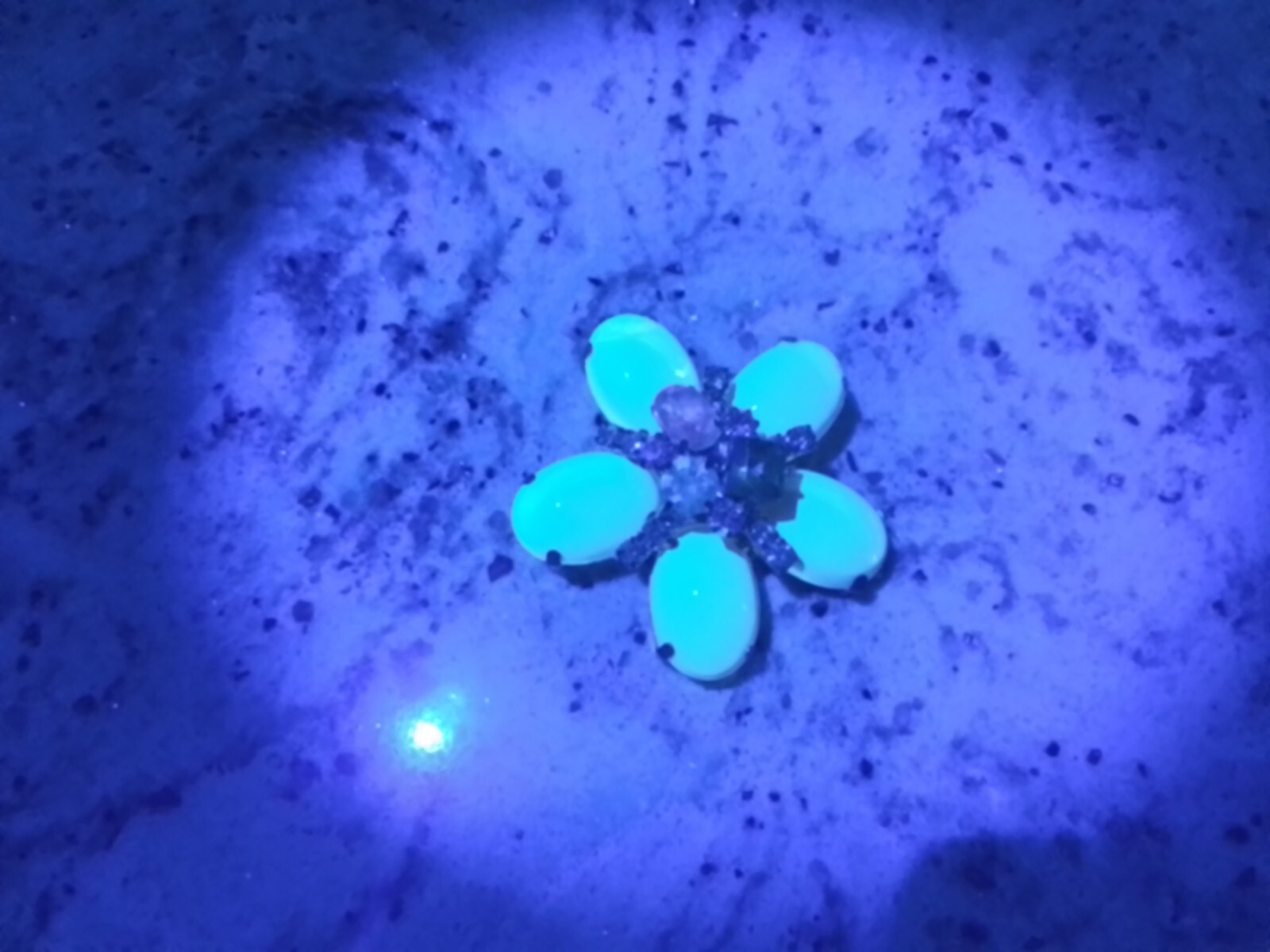 AMBER CABOCHON PASTEL RINESTONE BROOCH GLOWS UNDER BLACKLIGHT