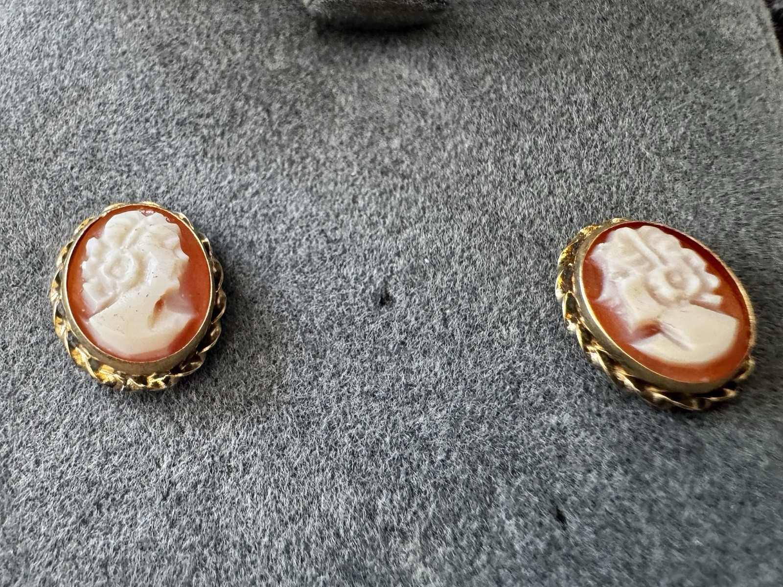 Vintage 14K Yellow Gold Italian Cameo Hand Carved Oval Stud Pierced Earrings