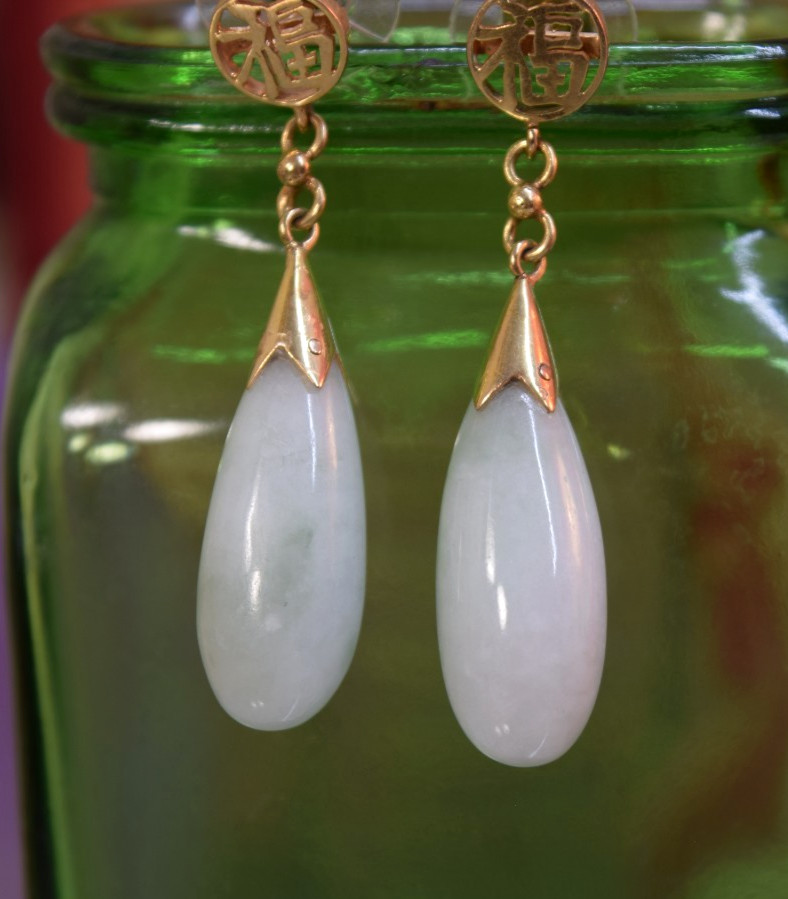 Vintage 14K Gold Teardrop Celadon Jade Dangle Earrings 1 5/8″