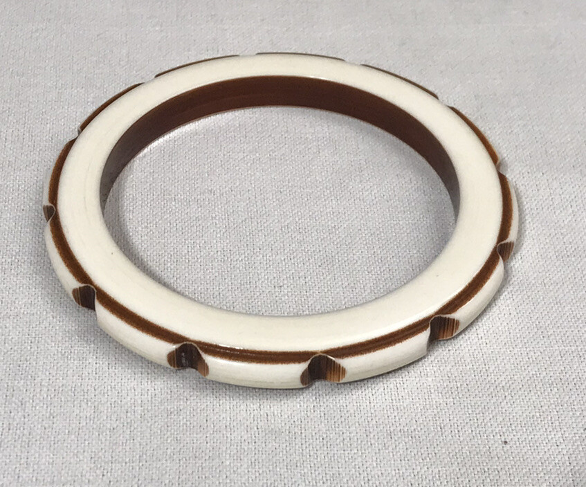 Vintage Cream Chocolate Color Acrylic Lucite Bangle Bracelet. #256