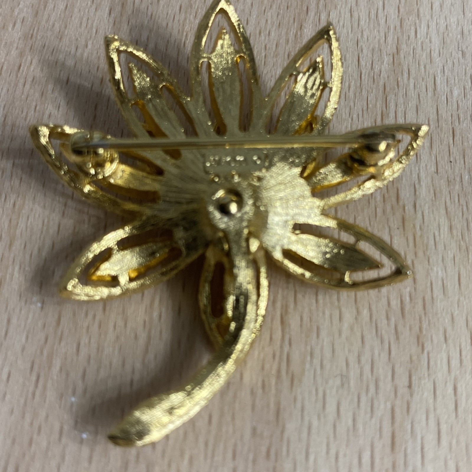 Avon gold tone flower leaves plant brooch pin 1 3/4″