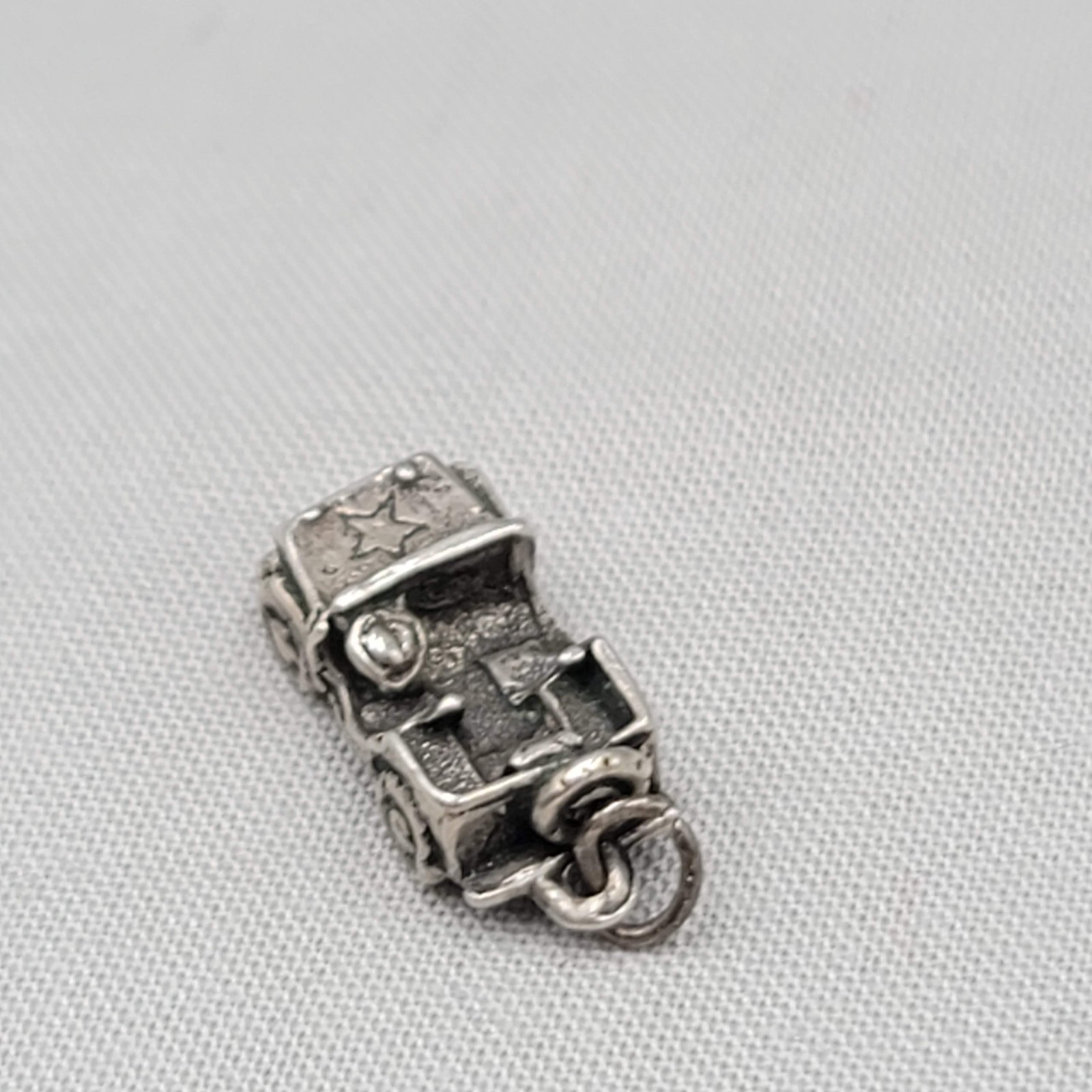 VINTAGE Sterling WWII MILITARY JEEP Silver Bracelet Charm 3/4″