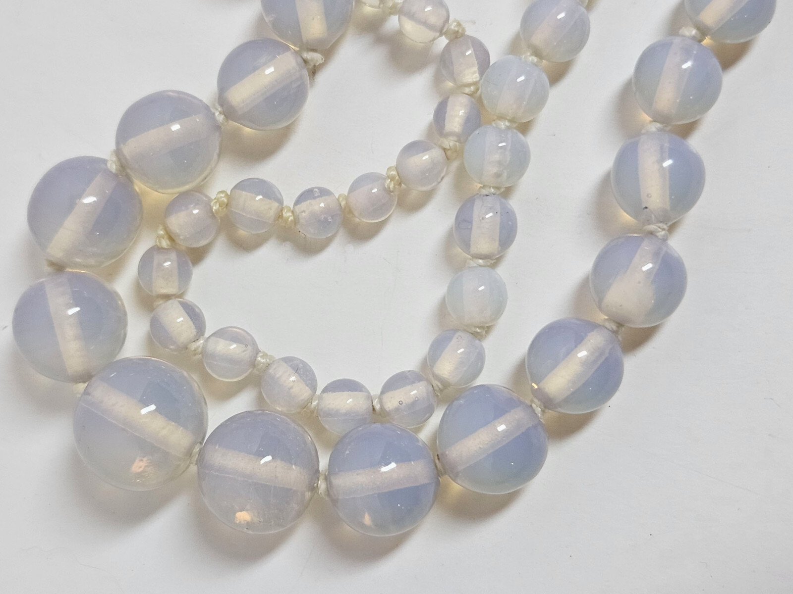 Antique Vintage OPALINE OPALESCENT GLASS Graduated BEAD NECKLACE 32″