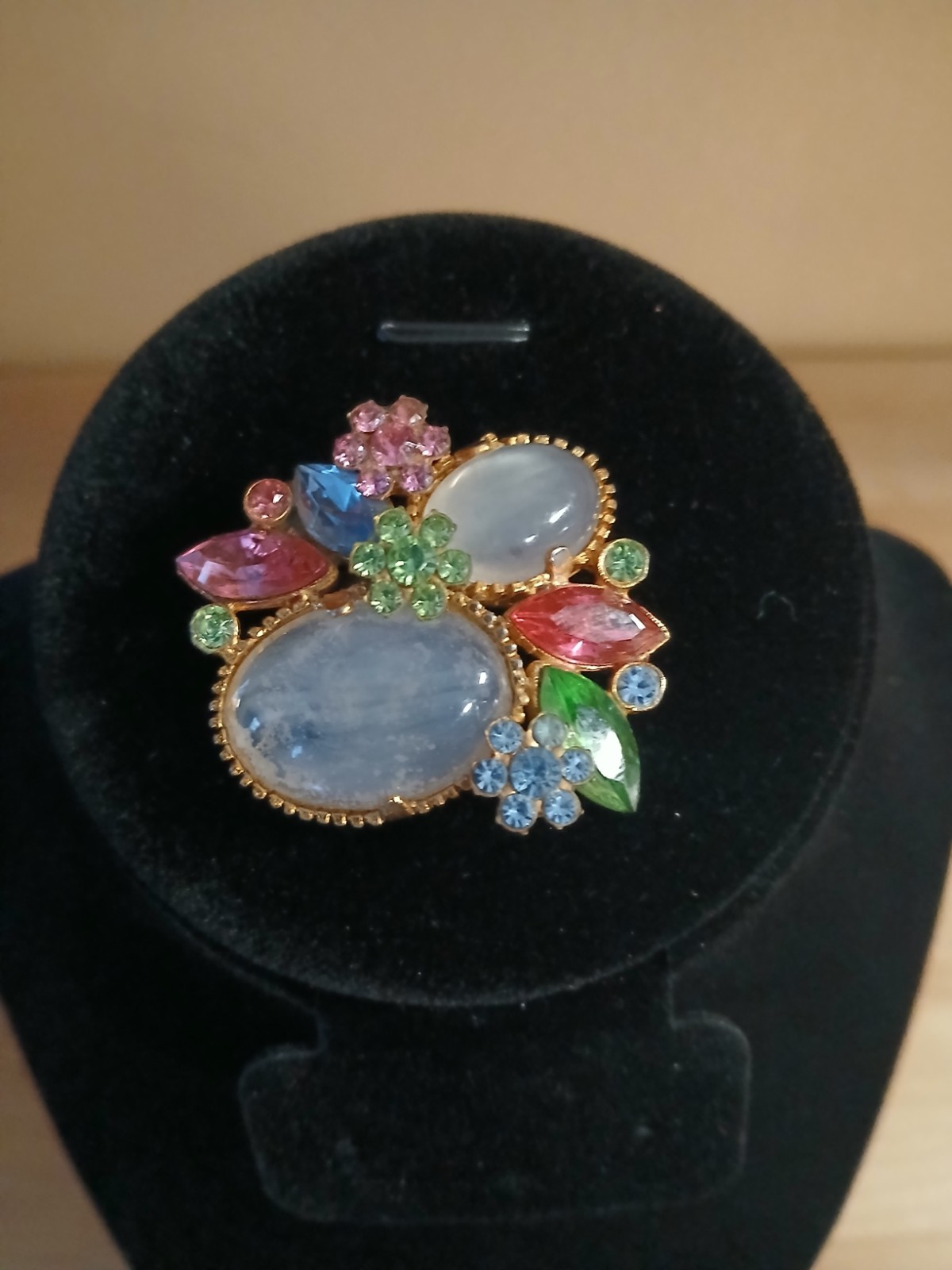 Exquisite Opaline Glass Cabochon Flower Daisy Forget Me Not Gold tone Brooch
