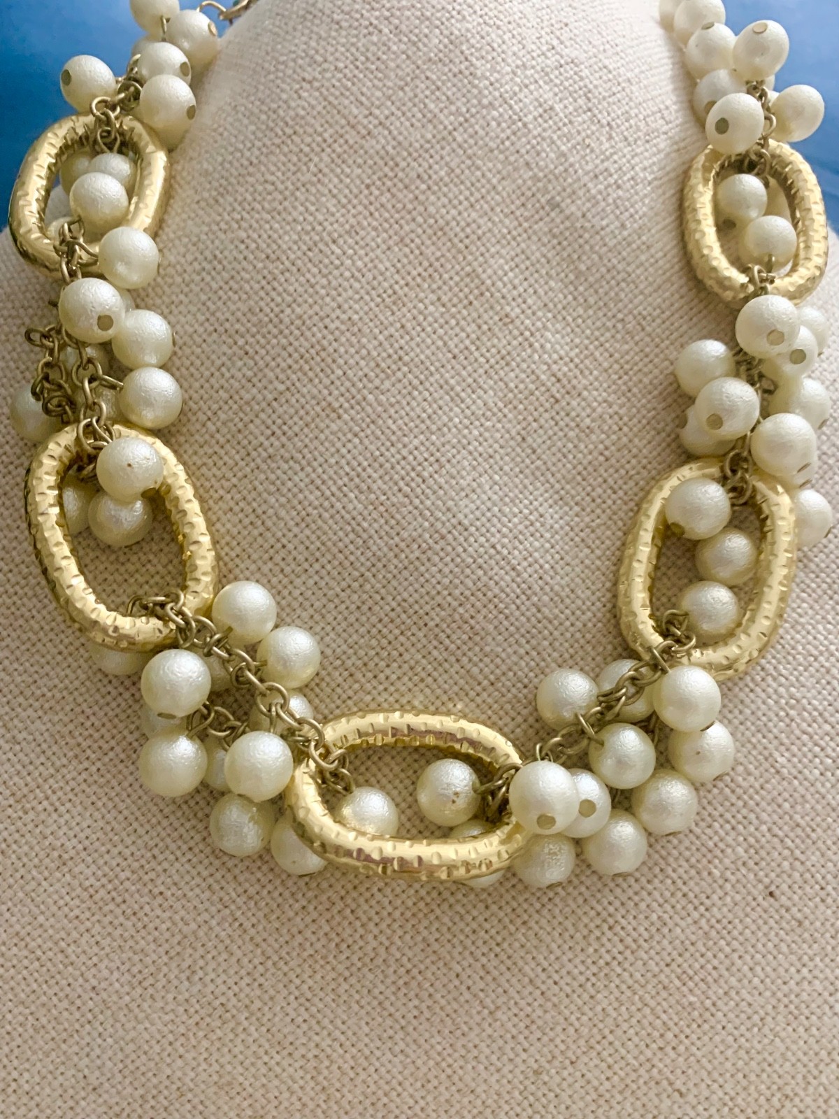 Vtg Chunky Gold Tone Hammered Link Faux Pearl Cluster Statement Collar Necklace