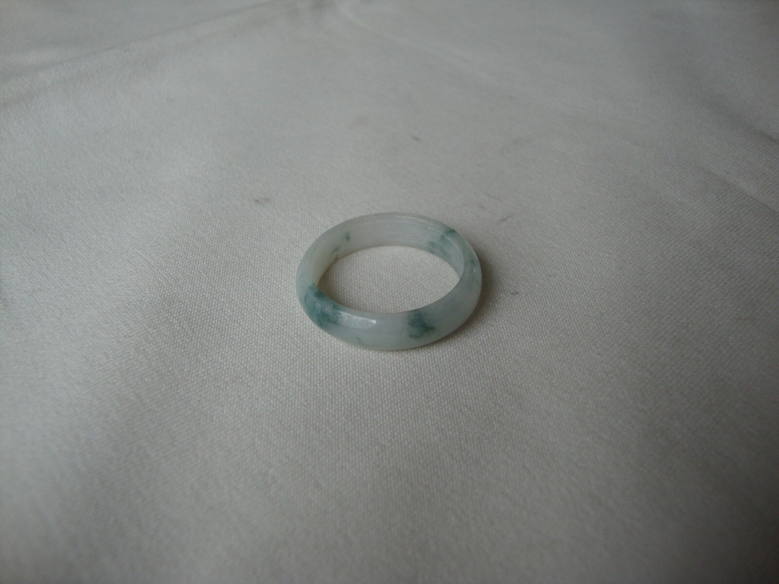 VINTAGE 1970s HONG KONG HANDMADE MOTTLE LIGHT GREEN JADE 2MM X 6MM BAND SZ 11.25